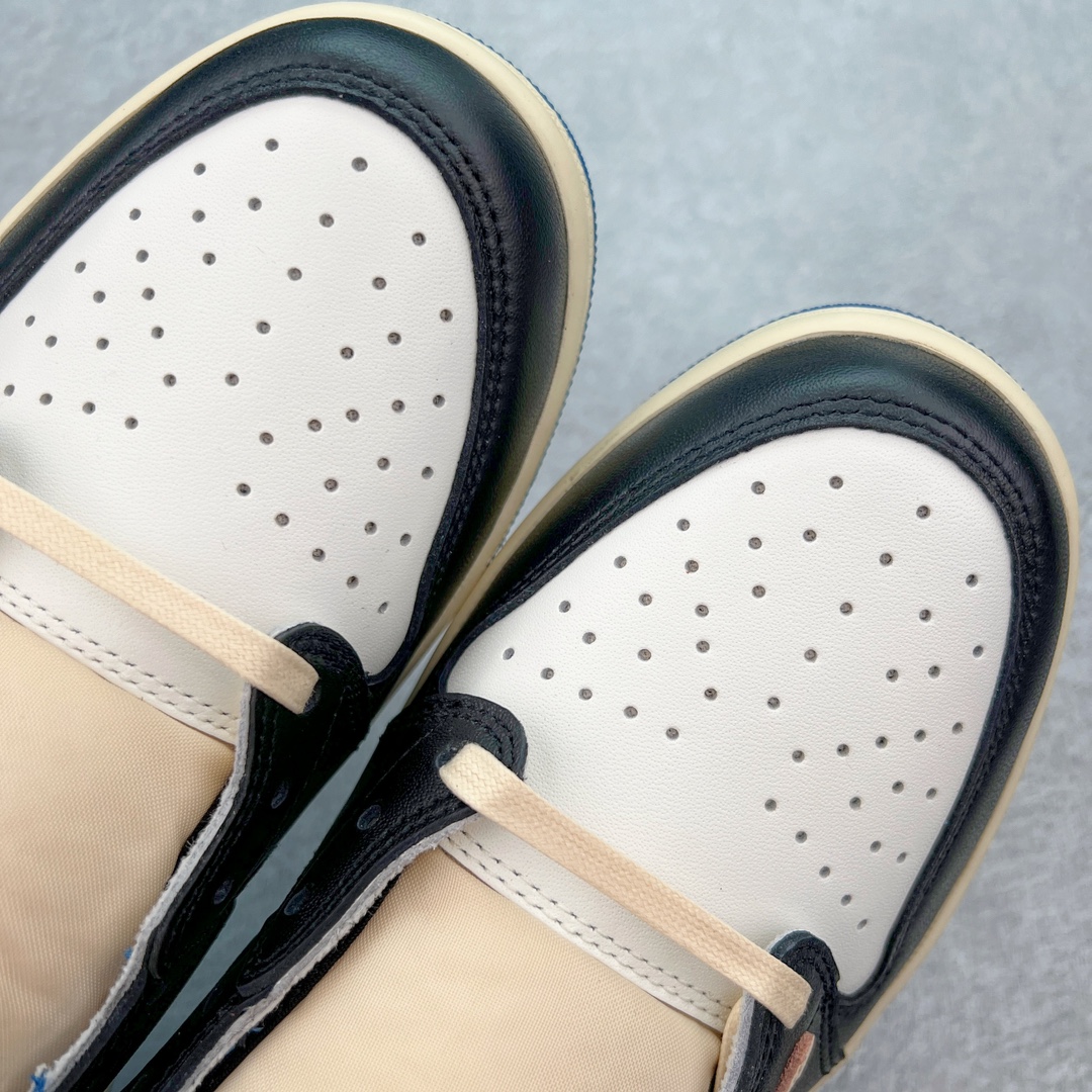 图片[12]-＃XC清远纯原福利 Travis Scott x Fragment Design x Air Jordan AJ1 Low OG SP 三方联名闪电倒钩2.0低帮 白蓝黑 DM7866-140 外贸高端零售特供批次 产品品控稳定性领先行业 各方面均可对飙L版 良心定价不杀猪 原厂全套原楦原纸板冲刀磨具开发 原厂皮料加持 原厂港宝加持定型后跟R度完美 同源原厂电绣 鬼脸飞翼针数密度立体效果一致 百分百一致原鞋 原厂拉帮工艺 针距密度一致 后跟弧度收口自然不对折 极致一眼正品既视感 进口玻璃冲刀皮料裁剪零毛边 全鞋电脑针车工艺 品控清洁度最高QC检验标准 免检产品 原厂订购鞋盒、鞋标、防尘纸、鞋撑、鞋带 追求极致的原厂味道 尺码：40.5 41 42 42.5 43 44 44.5 45 46 47.5-选品中心