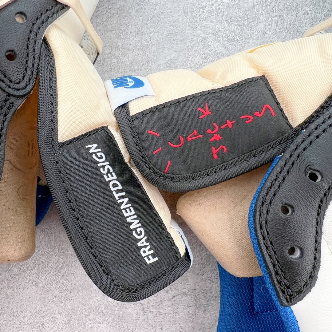 图片[17]-＃XC清远纯原福利 Travis Scott x Fragment Design x Air Jordan AJ1 Low OG SP 三方联名闪电倒钩2.0低帮 白蓝黑 DM7866-140 外贸高端零售特供批次 产品品控稳定性领先行业 各方面均可对飙L版 良心定价不杀猪 原厂全套原楦原纸板冲刀磨具开发 原厂皮料加持 原厂港宝加持定型后跟R度完美 同源原厂电绣 鬼脸飞翼针数密度立体效果一致 百分百一致原鞋 原厂拉帮工艺 针距密度一致 后跟弧度收口自然不对折 极致一眼正品既视感 进口玻璃冲刀皮料裁剪零毛边 全鞋电脑针车工艺 品控清洁度最高QC检验标准 免检产品 原厂订购鞋盒、鞋标、防尘纸、鞋撑、鞋带 追求极致的原厂味道 尺码：40.5 41 42 42.5 43 44 44.5 45 46 47.5-选品中心