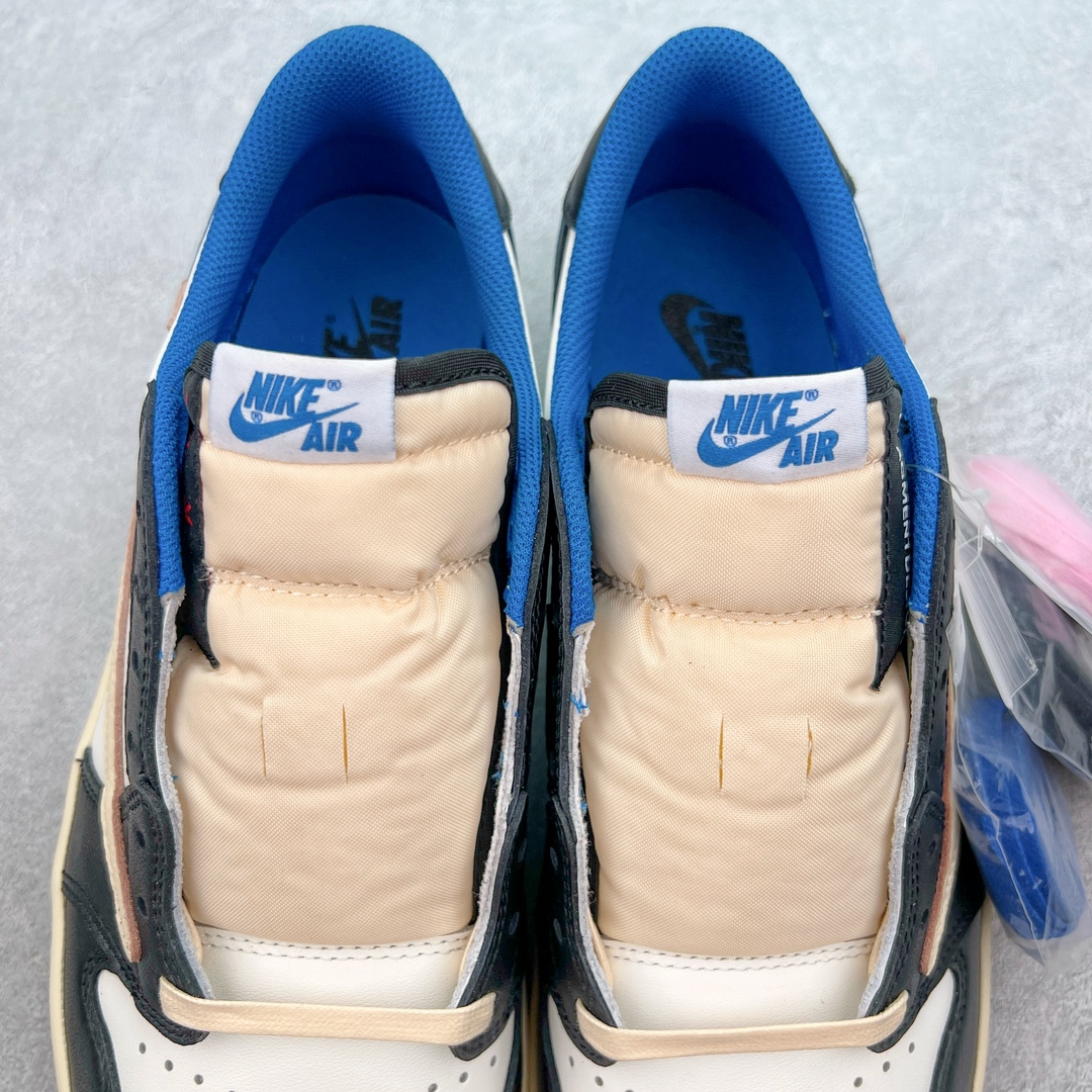 图片[13]-＃XC清远纯原福利 Travis Scott x Fragment Design x Air Jordan AJ1 Low OG SP 三方联名闪电倒钩2.0低帮 白蓝黑 DM7866-140 外贸高端零售特供批次 产品品控稳定性领先行业 各方面均可对飙L版 良心定价不杀猪 原厂全套原楦原纸板冲刀磨具开发 原厂皮料加持 原厂港宝加持定型后跟R度完美 同源原厂电绣 鬼脸飞翼针数密度立体效果一致 百分百一致原鞋 原厂拉帮工艺 针距密度一致 后跟弧度收口自然不对折 极致一眼正品既视感 进口玻璃冲刀皮料裁剪零毛边 全鞋电脑针车工艺 品控清洁度最高QC检验标准 免检产品 原厂订购鞋盒、鞋标、防尘纸、鞋撑、鞋带 追求极致的原厂味道 尺码：40.5 41 42 42.5 43 44 44.5 45 46 47.5-选品中心