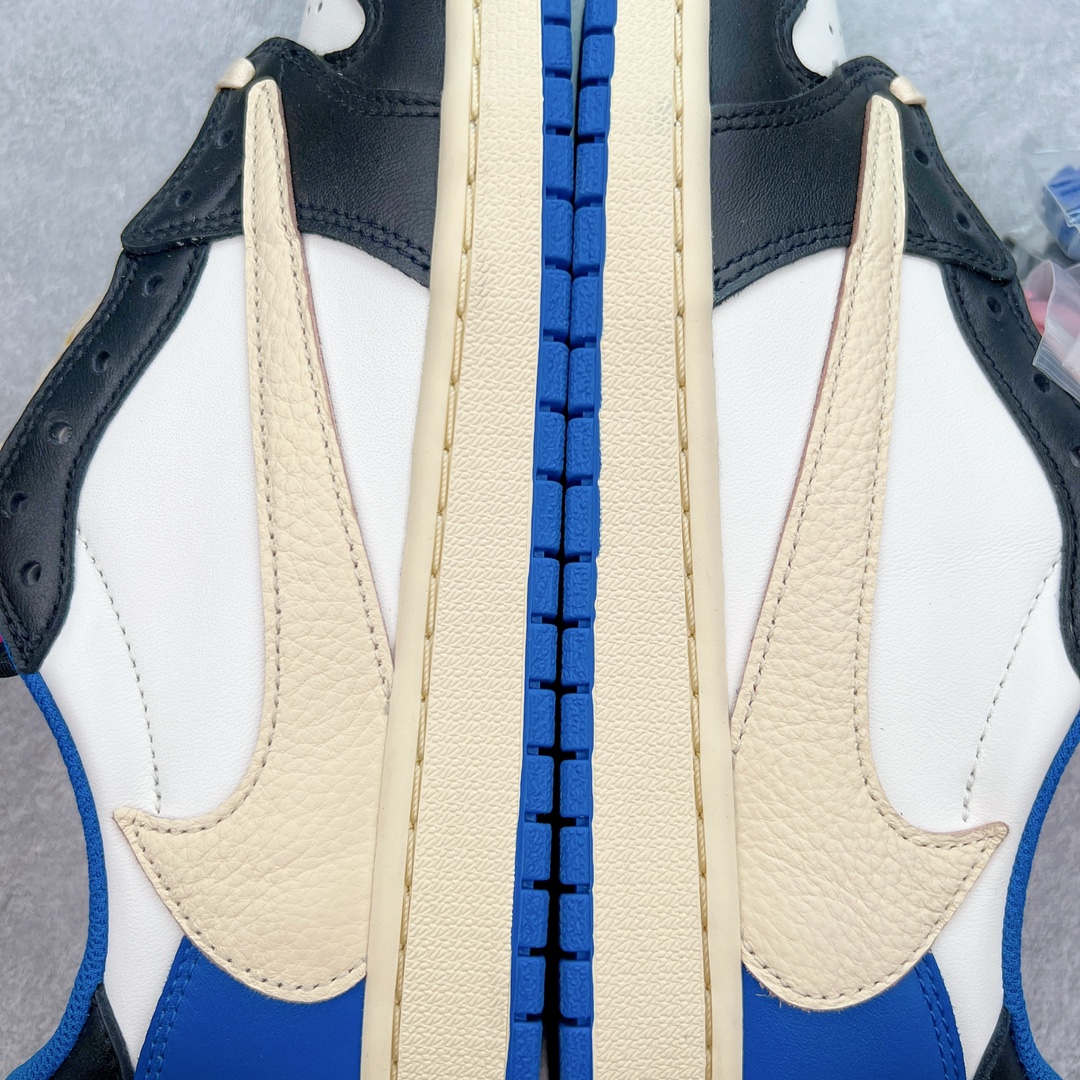 图片[10]-＃XC清远纯原福利 Travis Scott x Fragment Design x Air Jordan AJ1 Low OG SP 三方联名闪电倒钩2.0低帮 白蓝黑 DM7866-140 外贸高端零售特供批次 产品品控稳定性领先行业 各方面均可对飙L版 良心定价不杀猪 原厂全套原楦原纸板冲刀磨具开发 原厂皮料加持 原厂港宝加持定型后跟R度完美 同源原厂电绣 鬼脸飞翼针数密度立体效果一致 百分百一致原鞋 原厂拉帮工艺 针距密度一致 后跟弧度收口自然不对折 极致一眼正品既视感 进口玻璃冲刀皮料裁剪零毛边 全鞋电脑针车工艺 品控清洁度最高QC检验标准 免检产品 原厂订购鞋盒、鞋标、防尘纸、鞋撑、鞋带 追求极致的原厂味道 尺码：40.5 41 42 42.5 43 44 44.5 45 46 47.5-选品中心