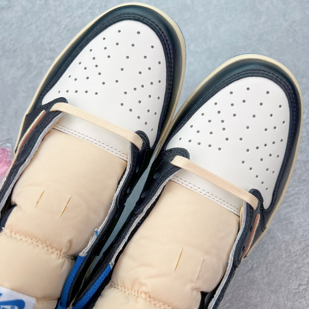 图片[6]-＃XC清远纯原福利 Travis Scott x Fragment Design x Air Jordan AJ1 Low OG SP 三方联名闪电倒钩2.0低帮 白蓝黑 DM7866-140 外贸高端零售特供批次 产品品控稳定性领先行业 各方面均可对飙L版 良心定价不杀猪 原厂全套原楦原纸板冲刀磨具开发 原厂皮料加持 原厂港宝加持定型后跟R度完美 同源原厂电绣 鬼脸飞翼针数密度立体效果一致 百分百一致原鞋 原厂拉帮工艺 针距密度一致 后跟弧度收口自然不对折 极致一眼正品既视感 进口玻璃冲刀皮料裁剪零毛边 全鞋电脑针车工艺 品控清洁度最高QC检验标准 免检产品 原厂订购鞋盒、鞋标、防尘纸、鞋撑、鞋带 追求极致的原厂味道 尺码：40.5 41 42 42.5 43 44 44.5 45 46 47.5-选品中心