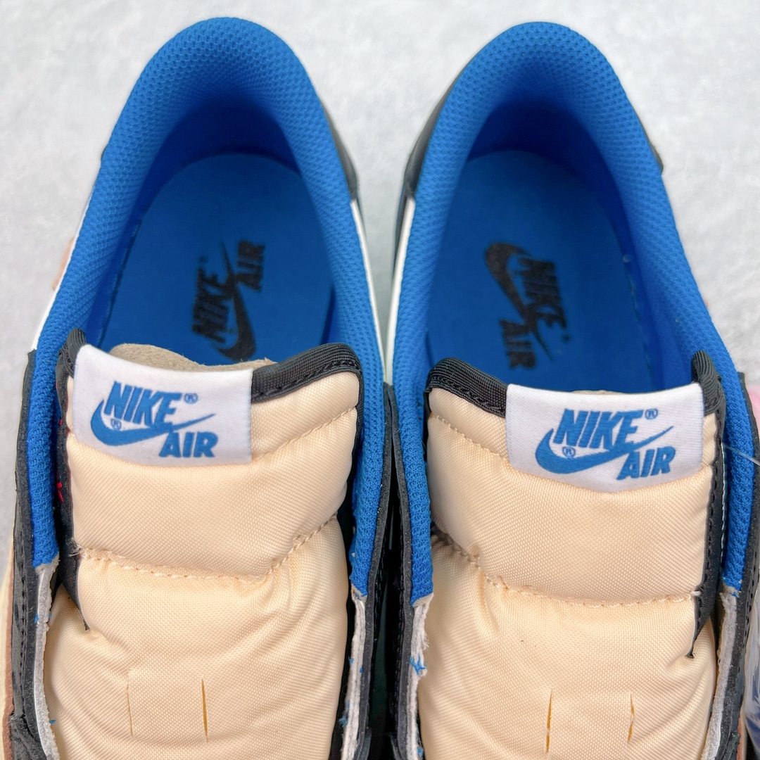 图片[7]-＃XC清远纯原福利 Travis Scott x Fragment Design x Air Jordan AJ1 Low OG SP 三方联名闪电倒钩2.0低帮 白蓝黑 DM7866-140 外贸高端零售特供批次 产品品控稳定性领先行业 各方面均可对飙L版 良心定价不杀猪 原厂全套原楦原纸板冲刀磨具开发 原厂皮料加持 原厂港宝加持定型后跟R度完美 同源原厂电绣 鬼脸飞翼针数密度立体效果一致 百分百一致原鞋 原厂拉帮工艺 针距密度一致 后跟弧度收口自然不对折 极致一眼正品既视感 进口玻璃冲刀皮料裁剪零毛边 全鞋电脑针车工艺 品控清洁度最高QC检验标准 免检产品 原厂订购鞋盒、鞋标、防尘纸、鞋撑、鞋带 追求极致的原厂味道 尺码：40.5 41 42 42.5 43 44 44.5 45 46 47.5-选品中心