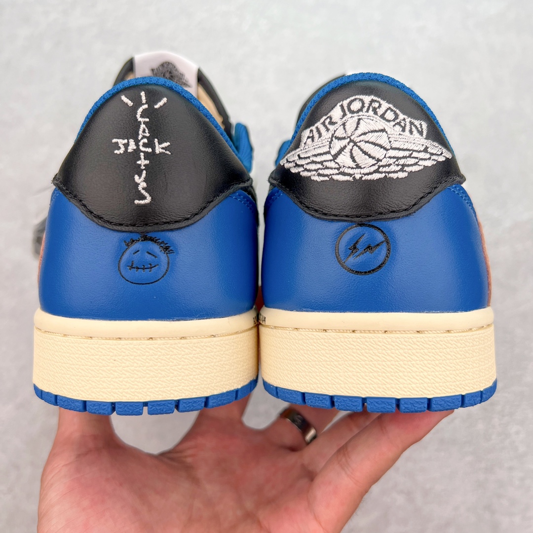 图片[8]-＃XC清远纯原福利 Travis Scott x Fragment Design x Air Jordan AJ1 Low OG SP 三方联名闪电倒钩2.0低帮 白蓝黑 DM7866-140 外贸高端零售特供批次 产品品控稳定性领先行业 各方面均可对飙L版 良心定价不杀猪 原厂全套原楦原纸板冲刀磨具开发 原厂皮料加持 原厂港宝加持定型后跟R度完美 同源原厂电绣 鬼脸飞翼针数密度立体效果一致 百分百一致原鞋 原厂拉帮工艺 针距密度一致 后跟弧度收口自然不对折 极致一眼正品既视感 进口玻璃冲刀皮料裁剪零毛边 全鞋电脑针车工艺 品控清洁度最高QC检验标准 免检产品 原厂订购鞋盒、鞋标、防尘纸、鞋撑、鞋带 追求极致的原厂味道 尺码：40.5 41 42 42.5 43 44 44.5 45 46 47.5-选品中心