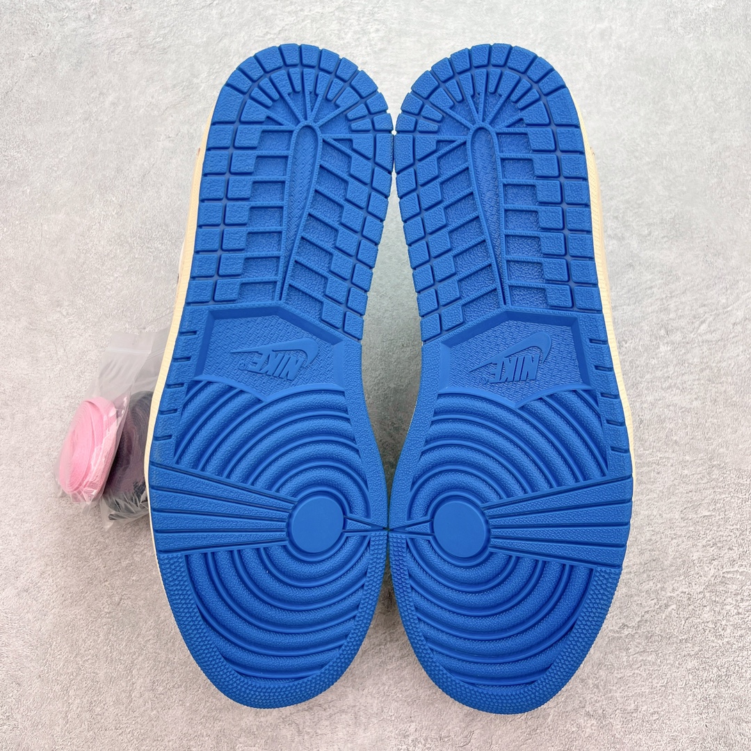 图片[9]-＃XC清远纯原福利 Travis Scott x Fragment Design x Air Jordan AJ1 Low OG SP 三方联名闪电倒钩2.0低帮 白蓝黑 DM7866-140 外贸高端零售特供批次 产品品控稳定性领先行业 各方面均可对飙L版 良心定价不杀猪 原厂全套原楦原纸板冲刀磨具开发 原厂皮料加持 原厂港宝加持定型后跟R度完美 同源原厂电绣 鬼脸飞翼针数密度立体效果一致 百分百一致原鞋 原厂拉帮工艺 针距密度一致 后跟弧度收口自然不对折 极致一眼正品既视感 进口玻璃冲刀皮料裁剪零毛边 全鞋电脑针车工艺 品控清洁度最高QC检验标准 免检产品 原厂订购鞋盒、鞋标、防尘纸、鞋撑、鞋带 追求极致的原厂味道 尺码：40.5 41 42 42.5 43 44 44.5 45 46 47.5-选品中心