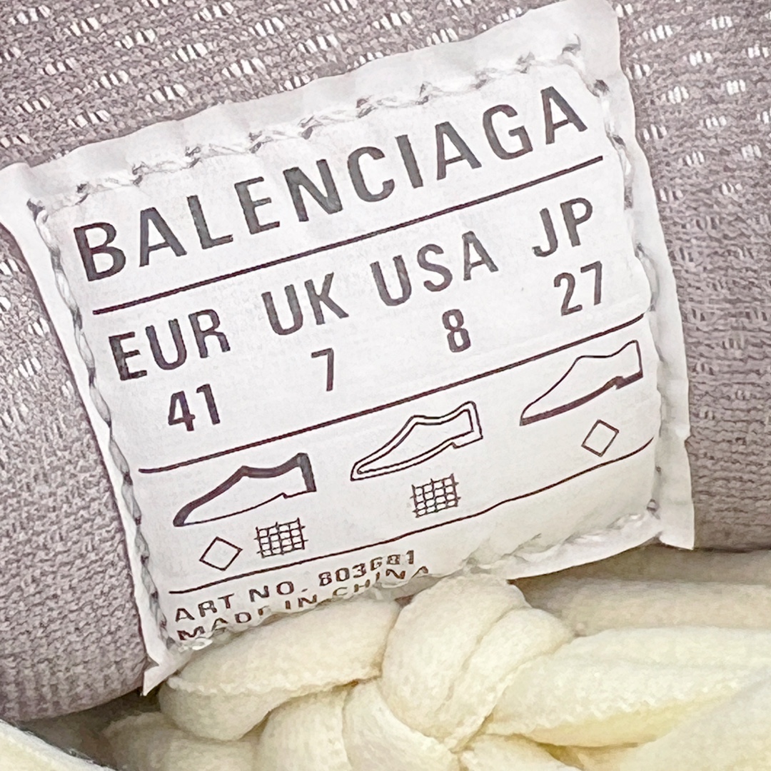 图片[11]-💰380 ＃VG BALENCIAGA Stapler Sneakers 巴黎世家订书机鞋网布系带低帮走秀复古老爹鞋 圈内最强巴黎 尺码大小一比一还原Zp 区别其他工厂缩小两个号码 全套原纸板楦头开发 最原汁原味的灵魂版型 全鞋荧光划线卡点 胶水把控整洁度追求极致完美 每一双都是工艺品 多重QC质检 超越公司货的品控标准 实实在在的免检产品 原盒原配 正确字体电绣 粗细、位置、大小正确 侧边TPU 透气孔匹配意产原版 正确分离大底 TPU软底 原版一致大底LOGO 立体感十足 原厂皮料水洗做旧 采购原厂网纱 不含皮革 网布材料和聚氨酯 磨损效果 展现品牌对于新潮事物的热情 这款鞋子拥有巨大尺寸和醒目设计 符合当下”老爹鞋”的趋势 鞋子采用银灰配色 营造出低调而不失华丽的效果 10XL的尺码使它成为市场中最显眼的存在 适合追求个性化的人群 Balenciaga始终站在时尚前沿 此次发布的产品再次体现了他们的创新能力 偏大两码 尺码：35 36 37 38 39 40 41 42 43 44 45 46 编码：by4936050-运动鞋