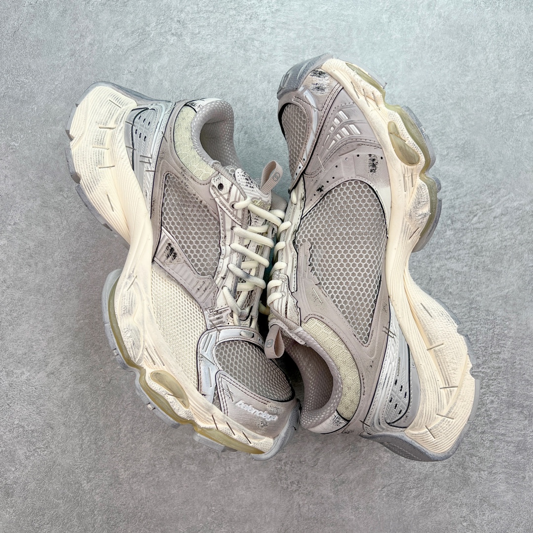 图片[3]-💰380 ＃VG BALENCIAGA Stapler Sneakers 巴黎世家订书机鞋网布系带低帮走秀复古老爹鞋 圈内最强巴黎 尺码大小一比一还原Zp 区别其他工厂缩小两个号码 全套原纸板楦头开发 最原汁原味的灵魂版型 全鞋荧光划线卡点 胶水把控整洁度追求极致完美 每一双都是工艺品 多重QC质检 超越公司货的品控标准 实实在在的免检产品 原盒原配 正确字体电绣 粗细、位置、大小正确 侧边TPU 透气孔匹配意产原版 正确分离大底 TPU软底 原版一致大底LOGO 立体感十足 原厂皮料水洗做旧 采购原厂网纱 不含皮革 网布材料和聚氨酯 磨损效果 展现品牌对于新潮事物的热情 这款鞋子拥有巨大尺寸和醒目设计 符合当下”老爹鞋”的趋势 鞋子采用银灰配色 营造出低调而不失华丽的效果 10XL的尺码使它成为市场中最显眼的存在 适合追求个性化的人群 Balenciaga始终站在时尚前沿 此次发布的产品再次体现了他们的创新能力 偏大两码 尺码：35 36 37 38 39 40 41 42 43 44 45 46 编码：by4936050-运动鞋