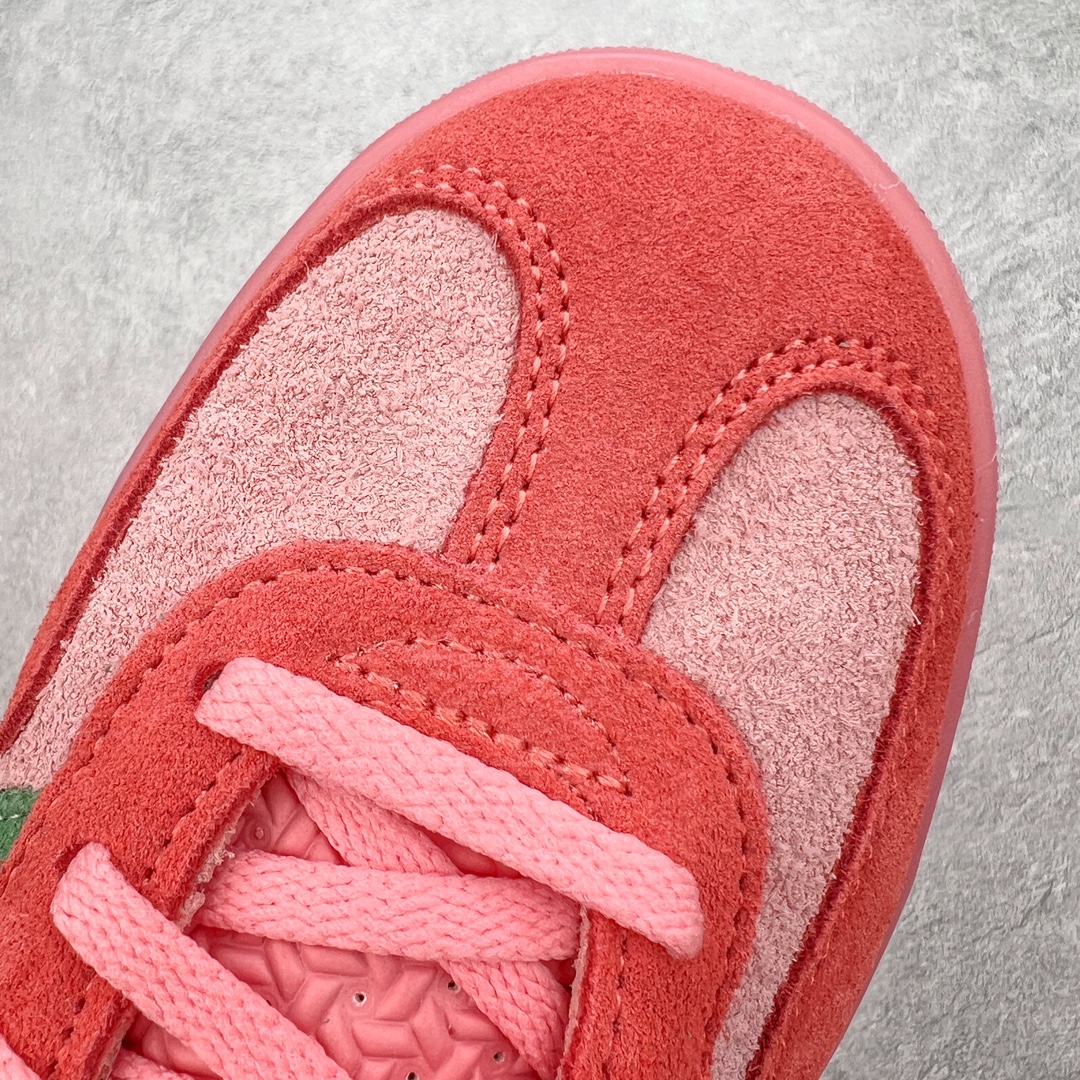 图片[16]-＃MF AD Original Gazelle Indoor Trainers 瞪羚室内鞋系列低帮复古百搭休闲运动德训风板鞋 IG6782 高端零售特供批次 原厂定制长毛翻毛皮组合环保纤维革鞋面材质 内置环保海玻璃鞋垫 外置RB橡胶大底 产品品控稳定性领先行业 原厂全套原楦原纸板冲刀磨具开发 原厂皮料加持 原厂港宝加持定型后跟R度完美 将复古进行到底 简约流畅 三十年不变经典 这款Gazelle运动鞋 无论面料、配色、质感或设计 都只在重现其1991年原款的经典 皮革鞋面 撞色三条纹和鞋跟标的设计 力求呈现90年代的经典复古风潮 Samba火热的同时 也带动了其它的复古鞋型 Gazelle便是其中一只 Gazelle Indoor拥有包边更宽的T字型鞋头 更好的保护运动员的前掌 浓浓的复古氛围感 非常适合现在流行的Cleanfit风格 尺码：35.5 36 36⅔ 37⅓ 38 38⅔ 39⅓ 40 40⅔ 41⅓ 42 42⅔ 43⅓ 44 44⅔ 45-选品中心