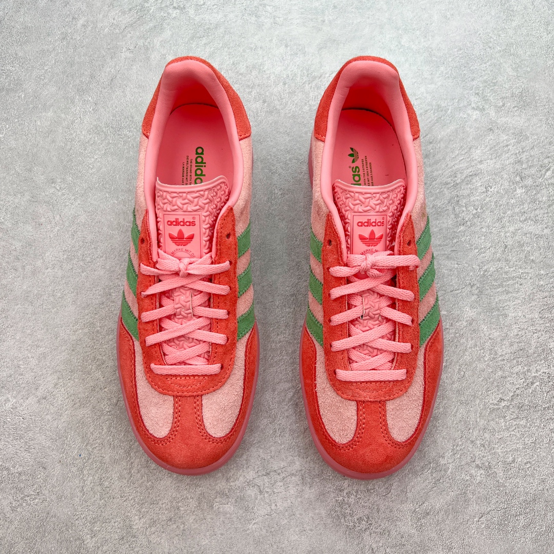 图片[2]-＃MF AD Original Gazelle Indoor Trainers 瞪羚室内鞋系列低帮复古百搭休闲运动德训风板鞋 IG6782 高端零售特供批次 原厂定制长毛翻毛皮组合环保纤维革鞋面材质 内置环保海玻璃鞋垫 外置RB橡胶大底 产品品控稳定性领先行业 原厂全套原楦原纸板冲刀磨具开发 原厂皮料加持 原厂港宝加持定型后跟R度完美 将复古进行到底 简约流畅 三十年不变经典 这款Gazelle运动鞋 无论面料、配色、质感或设计 都只在重现其1991年原款的经典 皮革鞋面 撞色三条纹和鞋跟标的设计 力求呈现90年代的经典复古风潮 Samba火热的同时 也带动了其它的复古鞋型 Gazelle便是其中一只 Gazelle Indoor拥有包边更宽的T字型鞋头 更好的保护运动员的前掌 浓浓的复古氛围感 非常适合现在流行的Cleanfit风格 尺码：35.5 36 36⅔ 37⅓ 38 38⅔ 39⅓ 40 40⅔ 41⅓ 42 42⅔ 43⅓ 44 44⅔ 45-选品中心