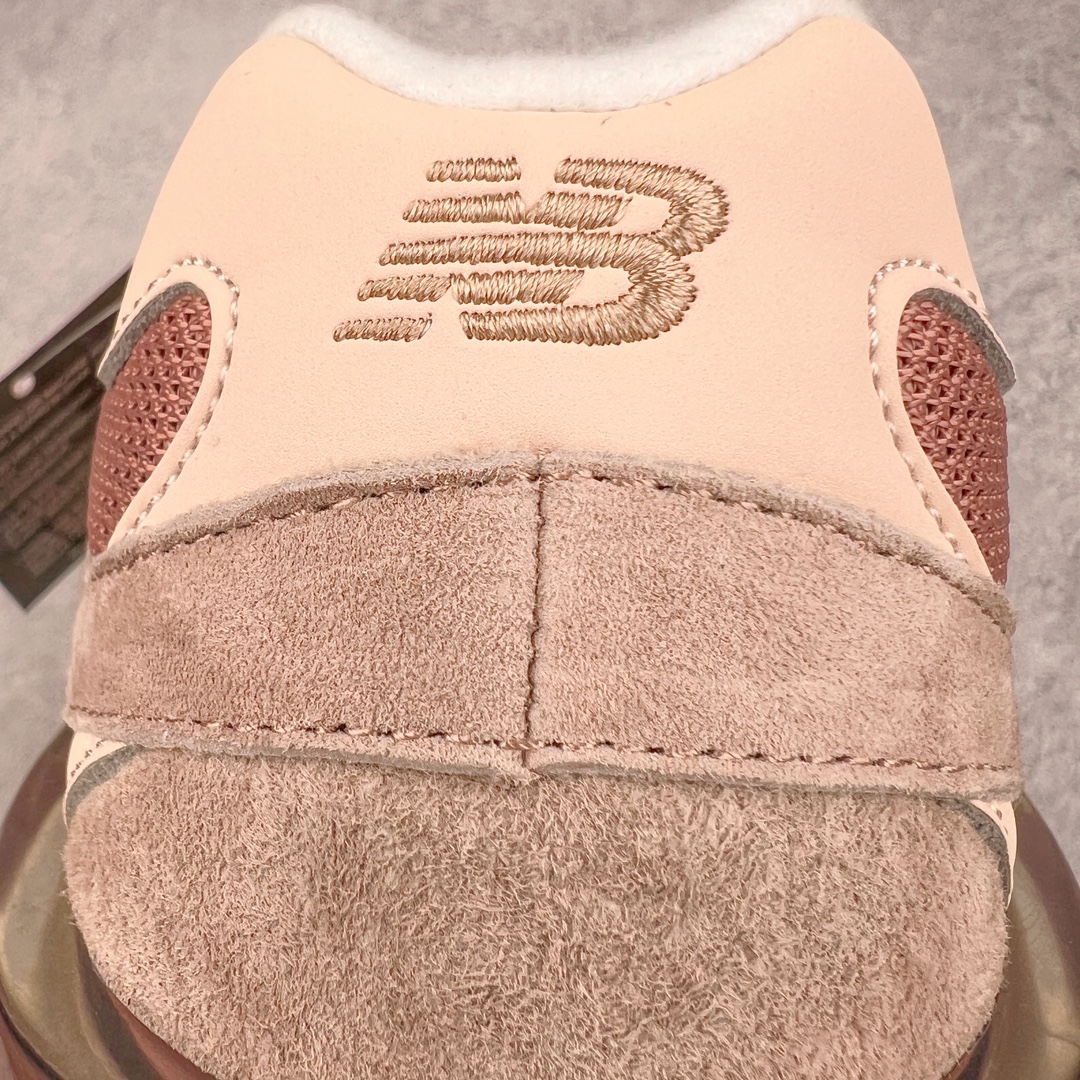 图片[15]-💰210 ＃AY纯原 New Balance NB9060系列 新百伦绒面革网布经典百搭防滑耐磨透气低帮生活休闲鞋 灰粉 U9060EEH 全套原楦原纸板原厂数据开发 进口三明治网面 原装进口翻毛皮料正确绒感卡色 正确中底拉帮中底网布细节 原厂标裁 带紫光防伪 定制后跟透明水晶模块 冲裁组合 大底贴合程度胶水上色把控完美 整洁度挑战全网艺术家 多道序QC把关品质完善 匠心打造 耗时两个月开发完成 工艺极其复杂难度可想而知 新开独立私模大底 全网唯一正确六层组合大底 高端零售专供产物 Size：36 37 37.5 38 38.5 39 40 40.5 41 42 42.5 43 44 45.5 46.5 编码：by2936080-运动鞋