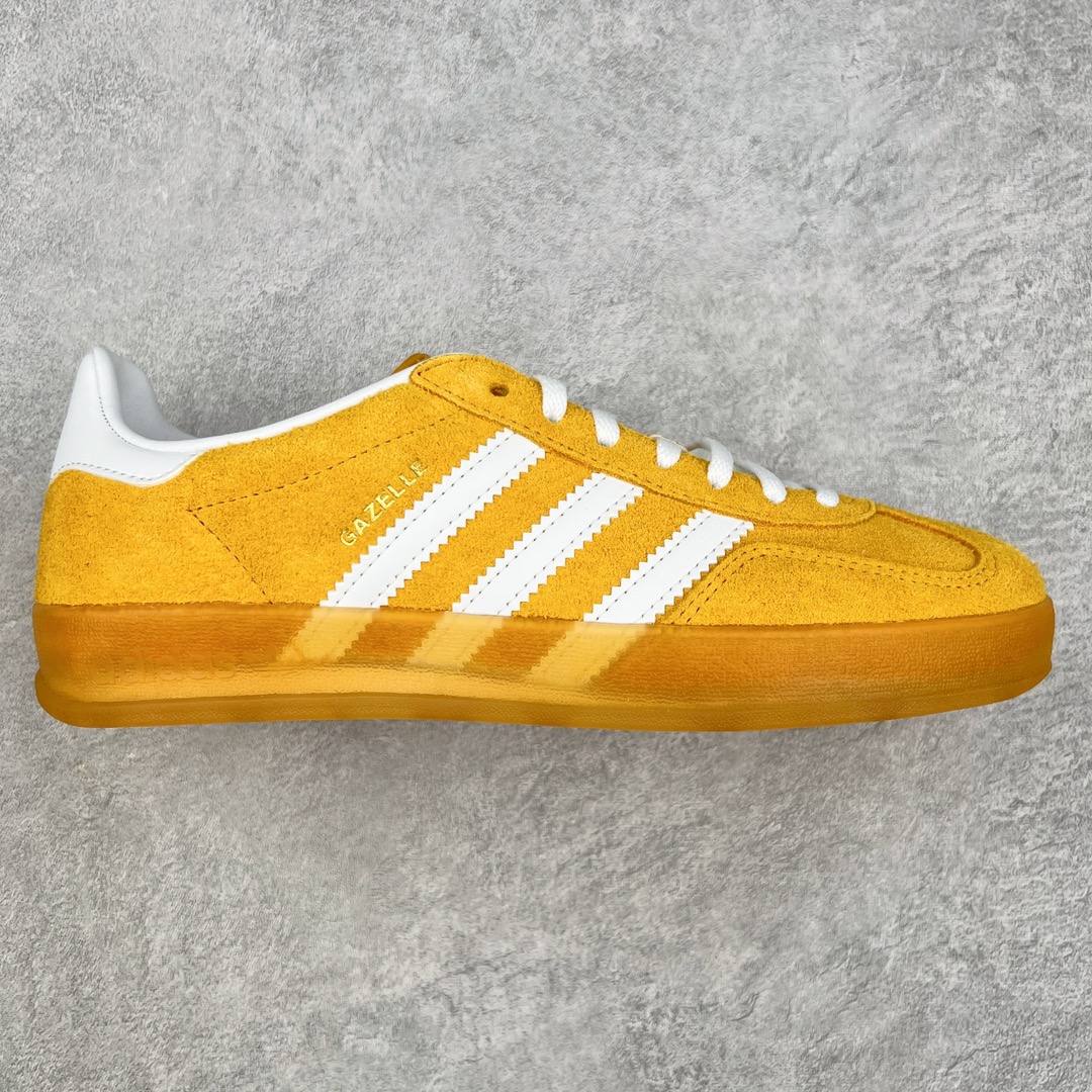 💰180 ＃PK纯原 AD Original Gazelle Indoor Trainers 瞪羚室内鞋系列低帮复古百搭休闲运动德训风板鞋 黄白 HQ8716 高端零售特供批次 原厂定制长毛翻毛皮组合环保纤维革鞋面材质 内置环保海玻璃鞋垫 外置RB橡胶大底 产品品控稳定性领先行业 原厂全套原楦原纸板冲刀磨具开发 原厂皮料加持 原厂港宝加持定型后跟R度完美 将复古进行到底 简约流畅 三十年不变经典 这款Gazelle运动鞋 无论面料、配色、质感或设计 都只在重现其1991年原款的经典 皮革鞋面 撞色三条纹和鞋跟标的设计 力求呈现90年代的经典复古风潮 Samba火热的同时 也带动了其它的复古鞋型 Gazelle便是其中一只 Gazelle Indoor拥有包边更宽的T字型鞋头 更好的保护运动员的前掌 浓浓的复古氛围感 非常适合现在流行的Cleanfit风格 SIZE：35.5 36 36.5 37.5 38 38.5 39 40 40.5 41 42 42.5 43 44 44.5 45 46 编码：by2936050-运动鞋