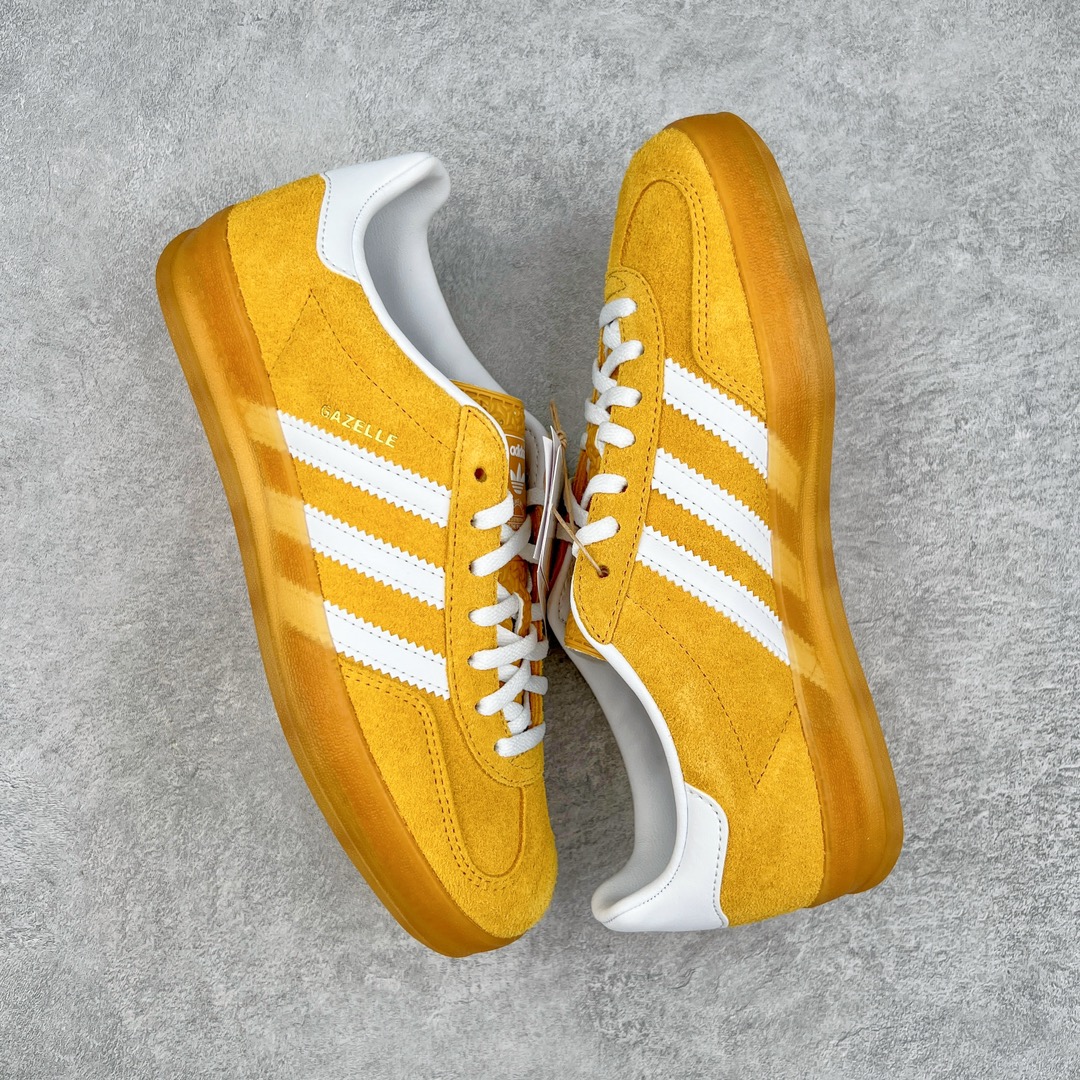 图片[3]-💰180 ＃PK纯原 AD Original Gazelle Indoor Trainers 瞪羚室内鞋系列低帮复古百搭休闲运动德训风板鞋 黄白 HQ8716 高端零售特供批次 原厂定制长毛翻毛皮组合环保纤维革鞋面材质 内置环保海玻璃鞋垫 外置RB橡胶大底 产品品控稳定性领先行业 原厂全套原楦原纸板冲刀磨具开发 原厂皮料加持 原厂港宝加持定型后跟R度完美 将复古进行到底 简约流畅 三十年不变经典 这款Gazelle运动鞋 无论面料、配色、质感或设计 都只在重现其1991年原款的经典 皮革鞋面 撞色三条纹和鞋跟标的设计 力求呈现90年代的经典复古风潮 Samba火热的同时 也带动了其它的复古鞋型 Gazelle便是其中一只 Gazelle Indoor拥有包边更宽的T字型鞋头 更好的保护运动员的前掌 浓浓的复古氛围感 非常适合现在流行的Cleanfit风格 SIZE：35.5 36 36.5 37.5 38 38.5 39 40 40.5 41 42 42.5 43 44 44.5 45 46 编码：by2936050-运动鞋