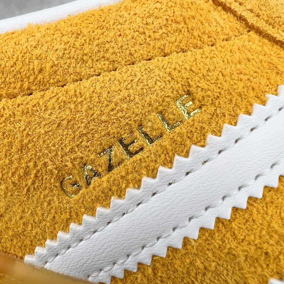 图片[15]-💰180 ＃PK纯原 AD Original Gazelle Indoor Trainers 瞪羚室内鞋系列低帮复古百搭休闲运动德训风板鞋 黄白 HQ8716 高端零售特供批次 原厂定制长毛翻毛皮组合环保纤维革鞋面材质 内置环保海玻璃鞋垫 外置RB橡胶大底 产品品控稳定性领先行业 原厂全套原楦原纸板冲刀磨具开发 原厂皮料加持 原厂港宝加持定型后跟R度完美 将复古进行到底 简约流畅 三十年不变经典 这款Gazelle运动鞋 无论面料、配色、质感或设计 都只在重现其1991年原款的经典 皮革鞋面 撞色三条纹和鞋跟标的设计 力求呈现90年代的经典复古风潮 Samba火热的同时 也带动了其它的复古鞋型 Gazelle便是其中一只 Gazelle Indoor拥有包边更宽的T字型鞋头 更好的保护运动员的前掌 浓浓的复古氛围感 非常适合现在流行的Cleanfit风格 SIZE：35.5 36 36.5 37.5 38 38.5 39 40 40.5 41 42 42.5 43 44 44.5 45 46 编码：by2936050-运动鞋