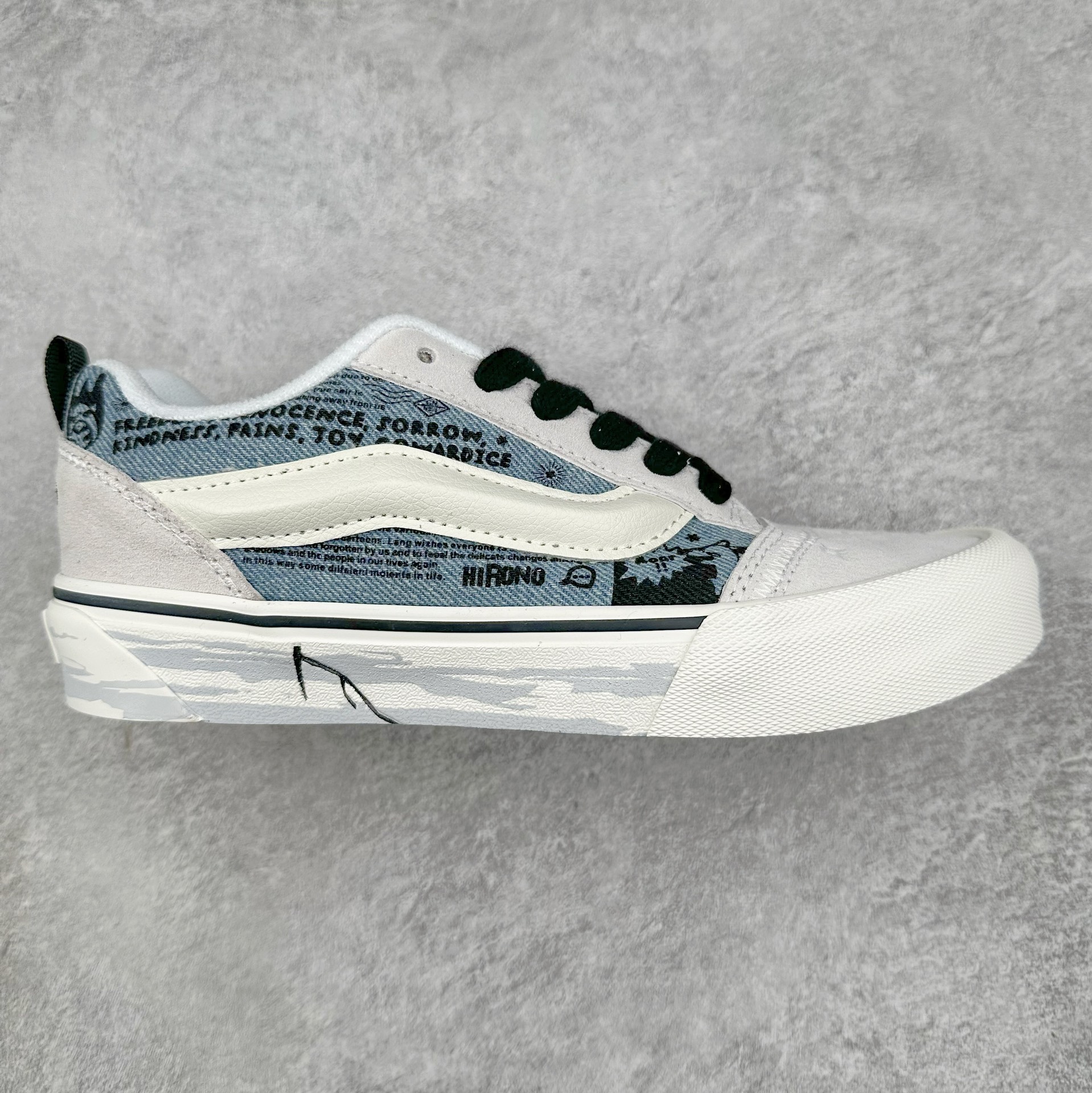 HIRONO x Vans Knu Skool 泡泡玛特小野联名 牛仔涂鸦 此次VANS携手泡泡玛特爆款IP 太有看头了！ Vans超火的土豆鞋，复古经典，鞋头放大、包边上移加厚、鞋舌加厚。Vans Classics 经典支线土豆鞋 Knu Skool 是完美的平替版，是大众争相追捧的 “面包鞋” 尺码：35 36 36.5 37 38 38.5 39 40 40.5 41 42 42.5 43 44 45 工艺：硫化1：1（重量1：1、真标、原钢印、材质标、鞋型标、合格证）-选品中心