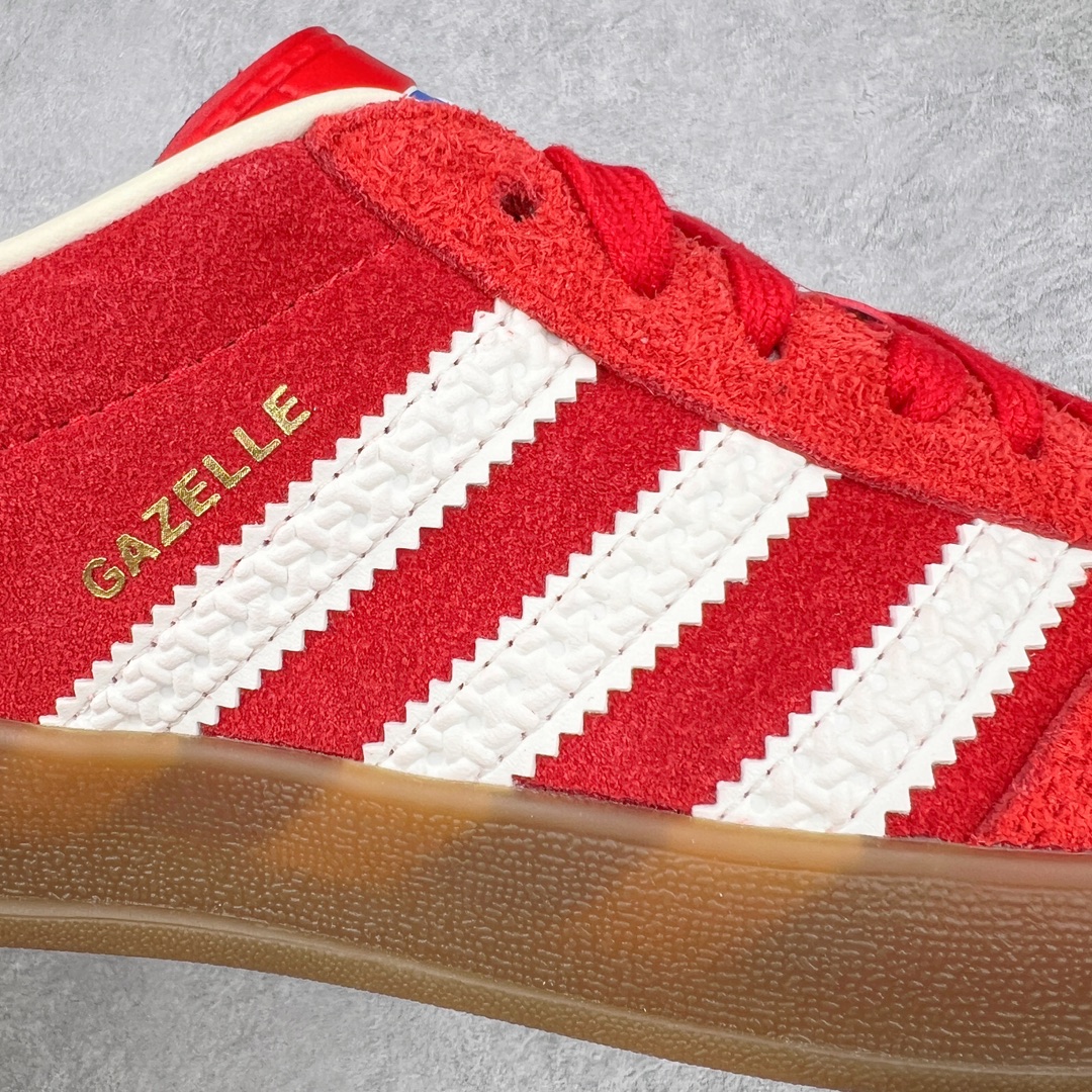 图片[21]-＃PK纯原 AD Original Gazelle Indoor Trainers 瞪羚室内鞋系列低帮复古百搭休闲运动德训风板鞋 红白 IF1808 高端零售特供批次 原厂定制长毛翻毛皮组合环保纤维革鞋面材质 内置环保海玻璃鞋垫 外置RB橡胶大底 产品品控稳定性领先行业 原厂全套原楦原纸板冲刀磨具开发 原厂皮料加持 原厂港宝加持定型后跟R度完美 将复古进行到底 简约流畅 三十年不变经典 这款Gazelle运动鞋 无论面料、配色、质感或设计 都只在重现其1991年原款的经典 皮革鞋面 撞色三条纹和鞋跟标的设计 力求呈现90年代的经典复古风潮 Samba火热的同时 也带动了其它的复古鞋型 Gazelle便是其中一只 Gazelle Indoor拥有包边更宽的T字型鞋头 更好的保护运动员的前掌 浓浓的复古氛围感 非常适合现在流行的Cleanfit风格 尺码：35.5 36 36.5 37.5 38 38.5 39 40 40.5 41 42 42.5 43 44 44.5 45 46-选品中心