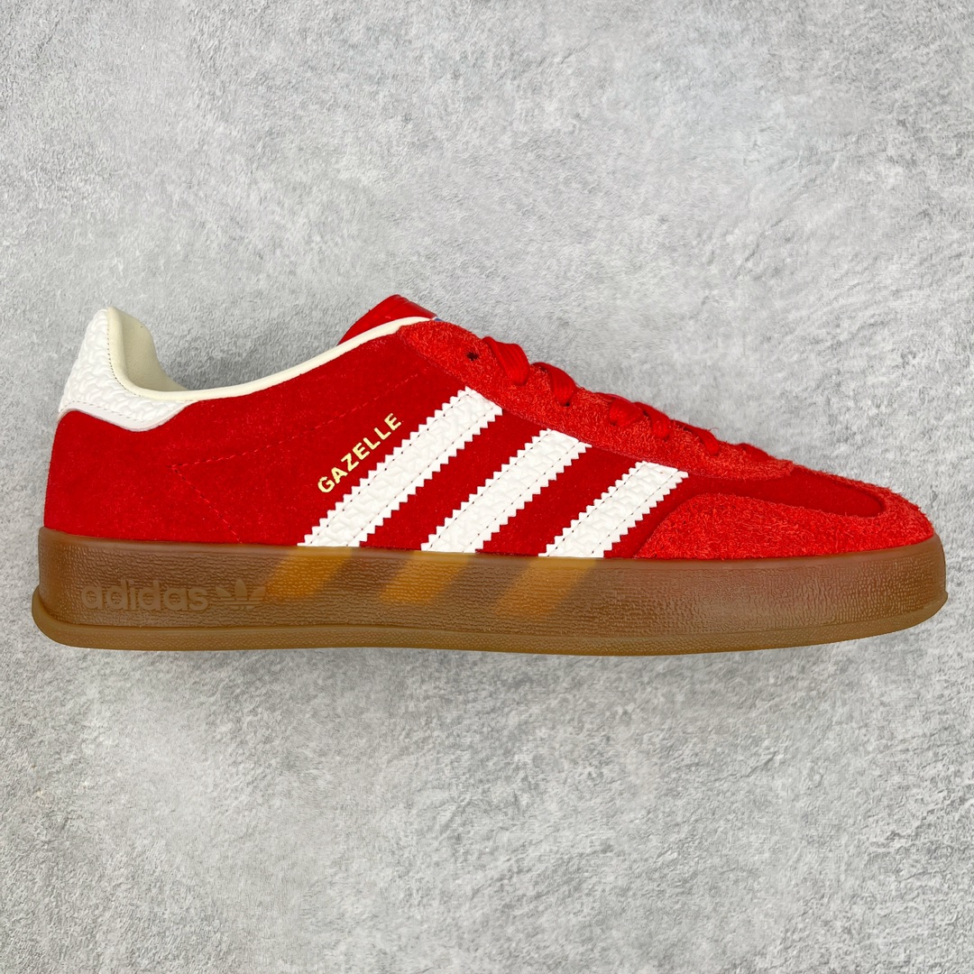 ＃PK纯原 AD Original Gazelle Indoor Trainers 瞪羚室内鞋系列低帮复古百搭休闲运动德训风板鞋 红白 IF1808 高端零售特供批次 原厂定制长毛翻毛皮组合环保纤维革鞋面材质 内置环保海玻璃鞋垫 外置RB橡胶大底 产品品控稳定性领先行业 原厂全套原楦原纸板冲刀磨具开发 原厂皮料加持 原厂港宝加持定型后跟R度完美 将复古进行到底 简约流畅 三十年不变经典 这款Gazelle运动鞋 无论面料、配色、质感或设计 都只在重现其1991年原款的经典 皮革鞋面 撞色三条纹和鞋跟标的设计 力求呈现90年代的经典复古风潮 Samba火热的同时 也带动了其它的复古鞋型 Gazelle便是其中一只 Gazelle Indoor拥有包边更宽的T字型鞋头 更好的保护运动员的前掌 浓浓的复古氛围感 非常适合现在流行的Cleanfit风格 尺码：35.5 36 36.5 37.5 38 38.5 39 40 40.5 41 42 42.5 43 44 44.5 45 46-选品中心