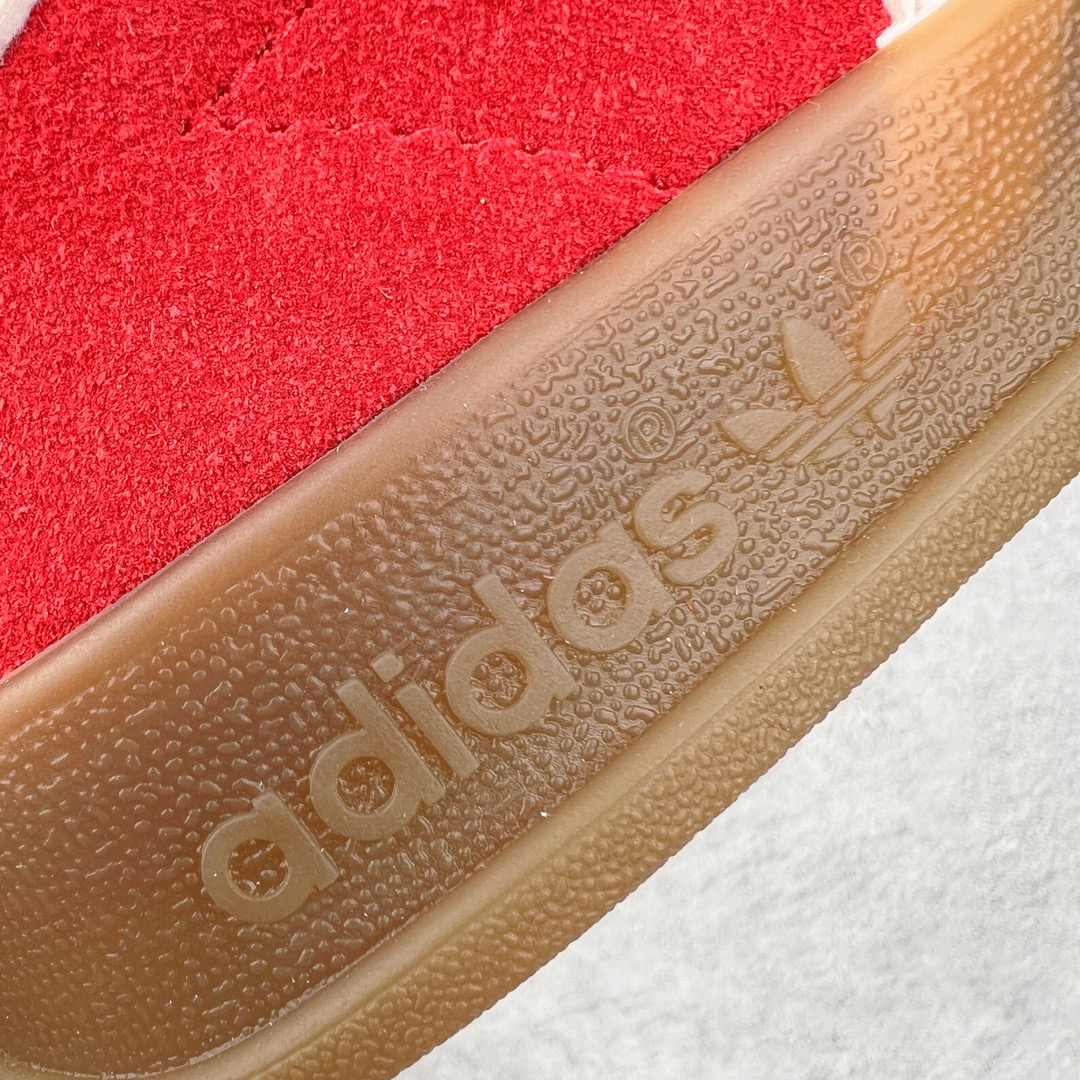 图片[15]-＃PK纯原 AD Original Gazelle Indoor Trainers 瞪羚室内鞋系列低帮复古百搭休闲运动德训风板鞋 红白 IF1808 高端零售特供批次 原厂定制长毛翻毛皮组合环保纤维革鞋面材质 内置环保海玻璃鞋垫 外置RB橡胶大底 产品品控稳定性领先行业 原厂全套原楦原纸板冲刀磨具开发 原厂皮料加持 原厂港宝加持定型后跟R度完美 将复古进行到底 简约流畅 三十年不变经典 这款Gazelle运动鞋 无论面料、配色、质感或设计 都只在重现其1991年原款的经典 皮革鞋面 撞色三条纹和鞋跟标的设计 力求呈现90年代的经典复古风潮 Samba火热的同时 也带动了其它的复古鞋型 Gazelle便是其中一只 Gazelle Indoor拥有包边更宽的T字型鞋头 更好的保护运动员的前掌 浓浓的复古氛围感 非常适合现在流行的Cleanfit风格 尺码：35.5 36 36.5 37.5 38 38.5 39 40 40.5 41 42 42.5 43 44 44.5 45 46-选品中心