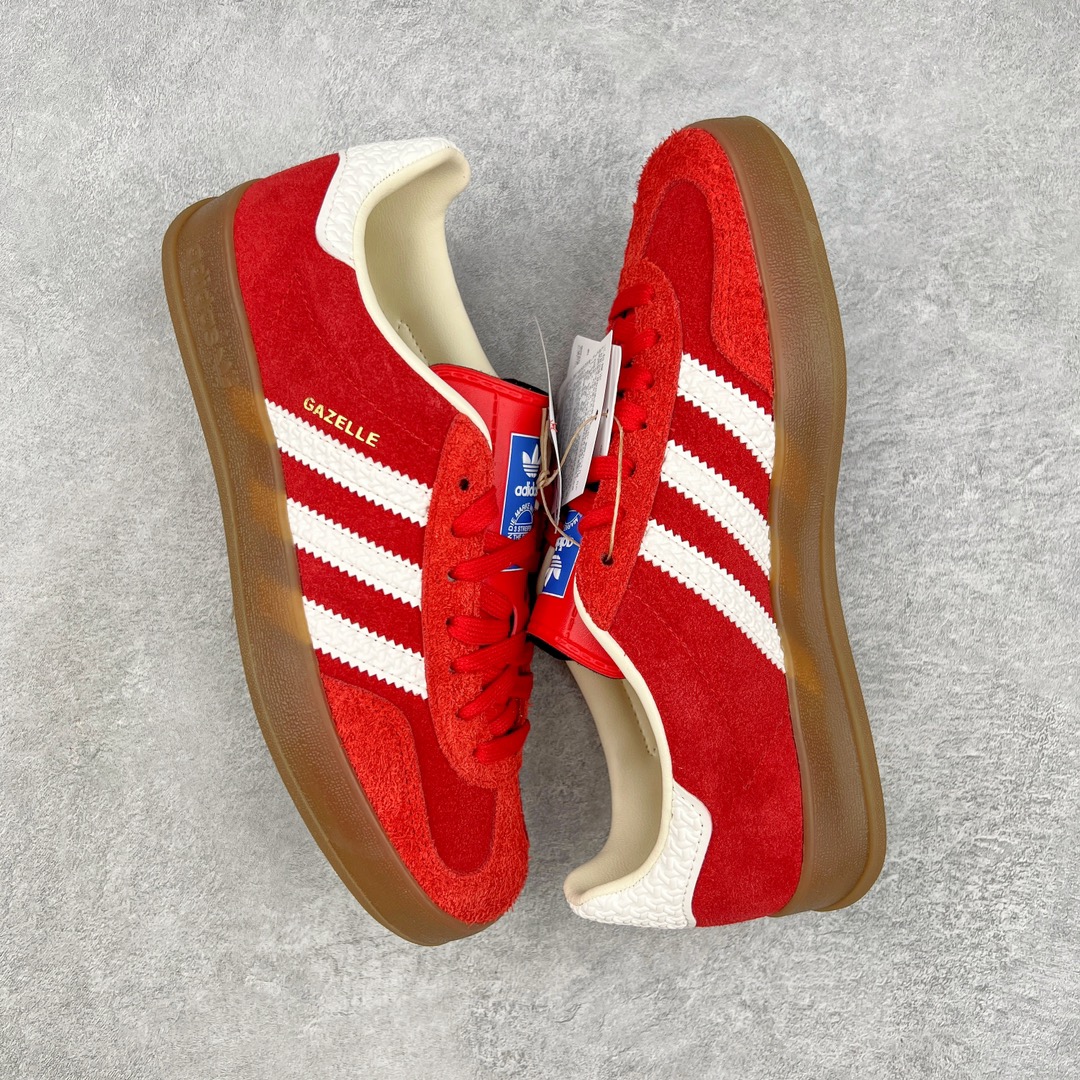 图片[3]-＃PK纯原 AD Original Gazelle Indoor Trainers 瞪羚室内鞋系列低帮复古百搭休闲运动德训风板鞋 红白 IF1808 高端零售特供批次 原厂定制长毛翻毛皮组合环保纤维革鞋面材质 内置环保海玻璃鞋垫 外置RB橡胶大底 产品品控稳定性领先行业 原厂全套原楦原纸板冲刀磨具开发 原厂皮料加持 原厂港宝加持定型后跟R度完美 将复古进行到底 简约流畅 三十年不变经典 这款Gazelle运动鞋 无论面料、配色、质感或设计 都只在重现其1991年原款的经典 皮革鞋面 撞色三条纹和鞋跟标的设计 力求呈现90年代的经典复古风潮 Samba火热的同时 也带动了其它的复古鞋型 Gazelle便是其中一只 Gazelle Indoor拥有包边更宽的T字型鞋头 更好的保护运动员的前掌 浓浓的复古氛围感 非常适合现在流行的Cleanfit风格 尺码：35.5 36 36.5 37.5 38 38.5 39 40 40.5 41 42 42.5 43 44 44.5 45 46-选品中心