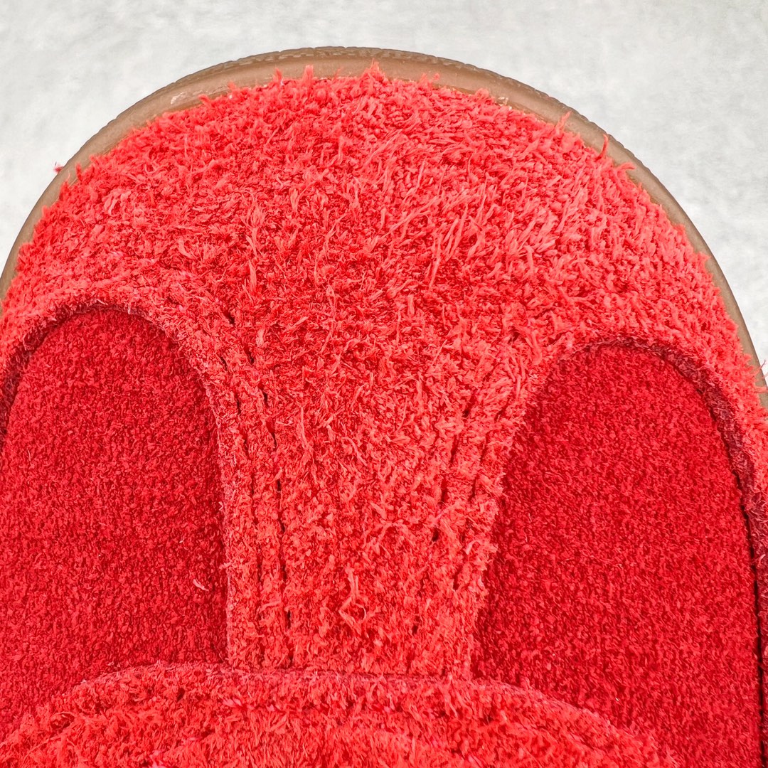 图片[17]-＃PK纯原 AD Original Gazelle Indoor Trainers 瞪羚室内鞋系列低帮复古百搭休闲运动德训风板鞋 红白 IF1808 高端零售特供批次 原厂定制长毛翻毛皮组合环保纤维革鞋面材质 内置环保海玻璃鞋垫 外置RB橡胶大底 产品品控稳定性领先行业 原厂全套原楦原纸板冲刀磨具开发 原厂皮料加持 原厂港宝加持定型后跟R度完美 将复古进行到底 简约流畅 三十年不变经典 这款Gazelle运动鞋 无论面料、配色、质感或设计 都只在重现其1991年原款的经典 皮革鞋面 撞色三条纹和鞋跟标的设计 力求呈现90年代的经典复古风潮 Samba火热的同时 也带动了其它的复古鞋型 Gazelle便是其中一只 Gazelle Indoor拥有包边更宽的T字型鞋头 更好的保护运动员的前掌 浓浓的复古氛围感 非常适合现在流行的Cleanfit风格 尺码：35.5 36 36.5 37.5 38 38.5 39 40 40.5 41 42 42.5 43 44 44.5 45 46-选品中心