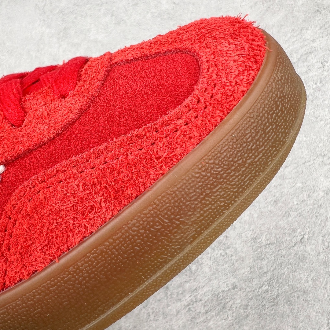 图片[19]-＃PK纯原 AD Original Gazelle Indoor Trainers 瞪羚室内鞋系列低帮复古百搭休闲运动德训风板鞋 红白 IF1808 高端零售特供批次 原厂定制长毛翻毛皮组合环保纤维革鞋面材质 内置环保海玻璃鞋垫 外置RB橡胶大底 产品品控稳定性领先行业 原厂全套原楦原纸板冲刀磨具开发 原厂皮料加持 原厂港宝加持定型后跟R度完美 将复古进行到底 简约流畅 三十年不变经典 这款Gazelle运动鞋 无论面料、配色、质感或设计 都只在重现其1991年原款的经典 皮革鞋面 撞色三条纹和鞋跟标的设计 力求呈现90年代的经典复古风潮 Samba火热的同时 也带动了其它的复古鞋型 Gazelle便是其中一只 Gazelle Indoor拥有包边更宽的T字型鞋头 更好的保护运动员的前掌 浓浓的复古氛围感 非常适合现在流行的Cleanfit风格 尺码：35.5 36 36.5 37.5 38 38.5 39 40 40.5 41 42 42.5 43 44 44.5 45 46-选品中心