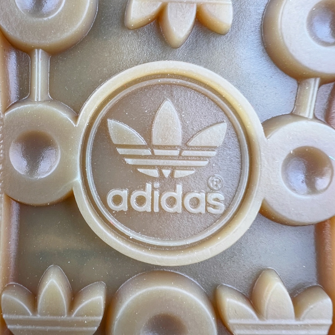 图片[22]-＃PK纯原 AD Original Gazelle Indoor Trainers 瞪羚室内鞋系列低帮复古百搭休闲运动德训风板鞋 红白 IF1808 高端零售特供批次 原厂定制长毛翻毛皮组合环保纤维革鞋面材质 内置环保海玻璃鞋垫 外置RB橡胶大底 产品品控稳定性领先行业 原厂全套原楦原纸板冲刀磨具开发 原厂皮料加持 原厂港宝加持定型后跟R度完美 将复古进行到底 简约流畅 三十年不变经典 这款Gazelle运动鞋 无论面料、配色、质感或设计 都只在重现其1991年原款的经典 皮革鞋面 撞色三条纹和鞋跟标的设计 力求呈现90年代的经典复古风潮 Samba火热的同时 也带动了其它的复古鞋型 Gazelle便是其中一只 Gazelle Indoor拥有包边更宽的T字型鞋头 更好的保护运动员的前掌 浓浓的复古氛围感 非常适合现在流行的Cleanfit风格 尺码：35.5 36 36.5 37.5 38 38.5 39 40 40.5 41 42 42.5 43 44 44.5 45 46-选品中心