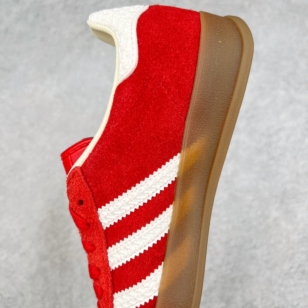 图片[7]-＃PK纯原 AD Original Gazelle Indoor Trainers 瞪羚室内鞋系列低帮复古百搭休闲运动德训风板鞋 红白 IF1808 高端零售特供批次 原厂定制长毛翻毛皮组合环保纤维革鞋面材质 内置环保海玻璃鞋垫 外置RB橡胶大底 产品品控稳定性领先行业 原厂全套原楦原纸板冲刀磨具开发 原厂皮料加持 原厂港宝加持定型后跟R度完美 将复古进行到底 简约流畅 三十年不变经典 这款Gazelle运动鞋 无论面料、配色、质感或设计 都只在重现其1991年原款的经典 皮革鞋面 撞色三条纹和鞋跟标的设计 力求呈现90年代的经典复古风潮 Samba火热的同时 也带动了其它的复古鞋型 Gazelle便是其中一只 Gazelle Indoor拥有包边更宽的T字型鞋头 更好的保护运动员的前掌 浓浓的复古氛围感 非常适合现在流行的Cleanfit风格 尺码：35.5 36 36.5 37.5 38 38.5 39 40 40.5 41 42 42.5 43 44 44.5 45 46-选品中心