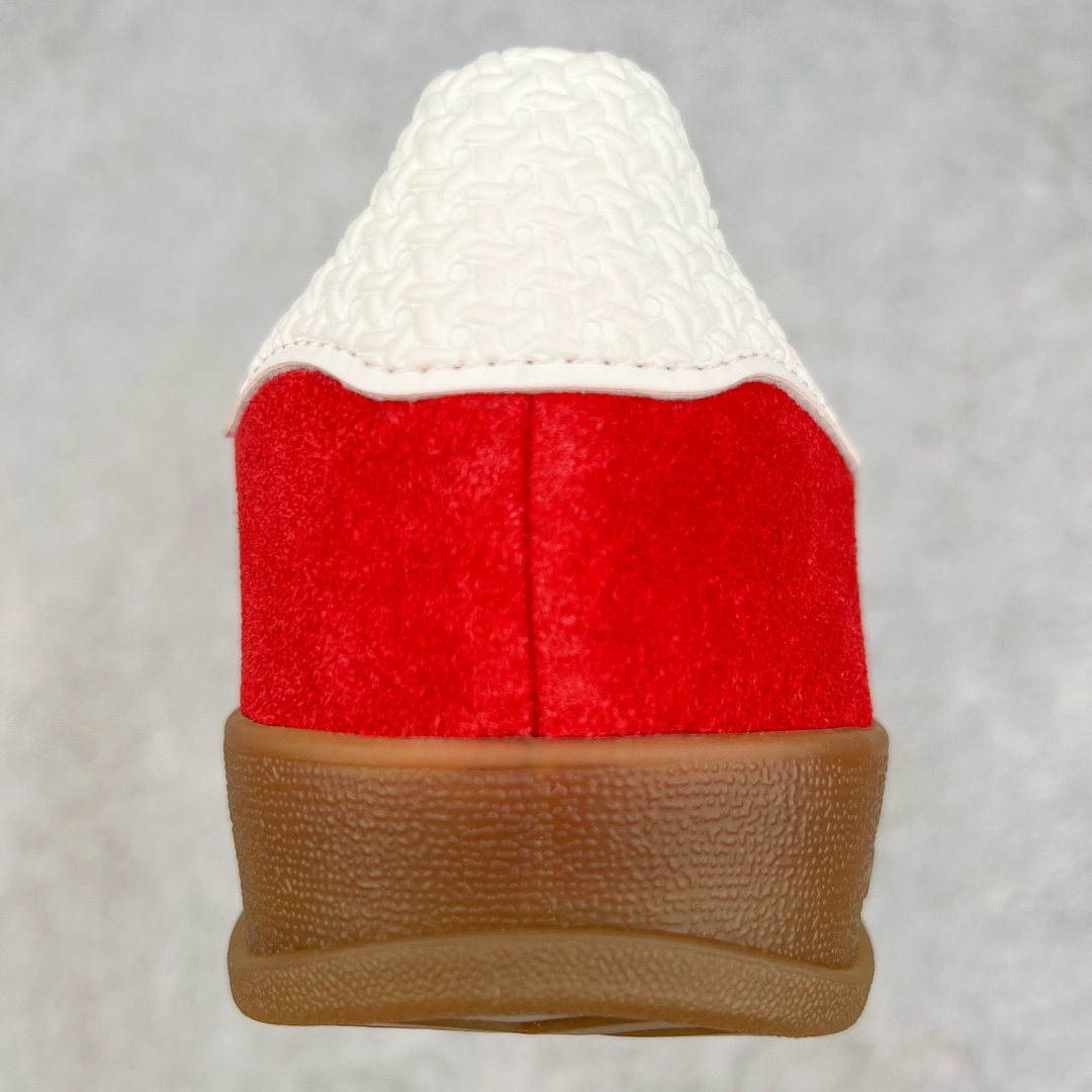 图片[8]-＃PK纯原 AD Original Gazelle Indoor Trainers 瞪羚室内鞋系列低帮复古百搭休闲运动德训风板鞋 红白 IF1808 高端零售特供批次 原厂定制长毛翻毛皮组合环保纤维革鞋面材质 内置环保海玻璃鞋垫 外置RB橡胶大底 产品品控稳定性领先行业 原厂全套原楦原纸板冲刀磨具开发 原厂皮料加持 原厂港宝加持定型后跟R度完美 将复古进行到底 简约流畅 三十年不变经典 这款Gazelle运动鞋 无论面料、配色、质感或设计 都只在重现其1991年原款的经典 皮革鞋面 撞色三条纹和鞋跟标的设计 力求呈现90年代的经典复古风潮 Samba火热的同时 也带动了其它的复古鞋型 Gazelle便是其中一只 Gazelle Indoor拥有包边更宽的T字型鞋头 更好的保护运动员的前掌 浓浓的复古氛围感 非常适合现在流行的Cleanfit风格 尺码：35.5 36 36.5 37.5 38 38.5 39 40 40.5 41 42 42.5 43 44 44.5 45 46-选品中心