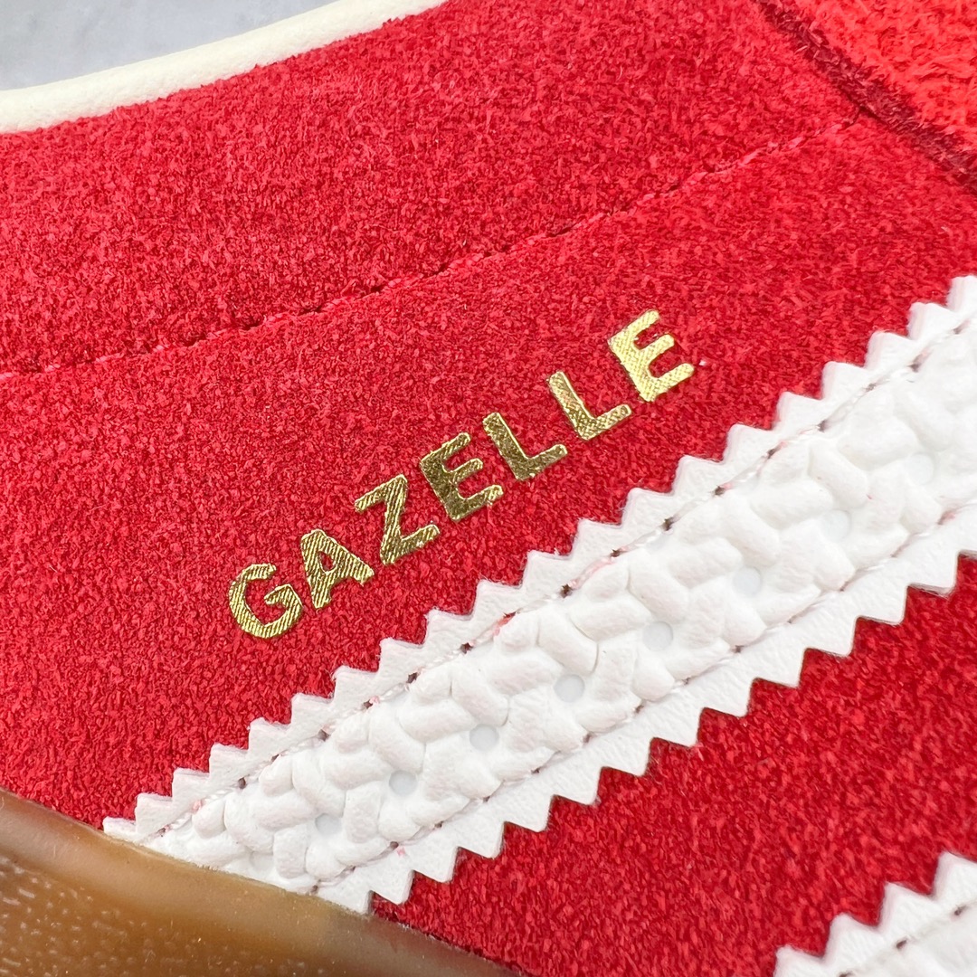 图片[20]-＃PK纯原 AD Original Gazelle Indoor Trainers 瞪羚室内鞋系列低帮复古百搭休闲运动德训风板鞋 红白 IF1808 高端零售特供批次 原厂定制长毛翻毛皮组合环保纤维革鞋面材质 内置环保海玻璃鞋垫 外置RB橡胶大底 产品品控稳定性领先行业 原厂全套原楦原纸板冲刀磨具开发 原厂皮料加持 原厂港宝加持定型后跟R度完美 将复古进行到底 简约流畅 三十年不变经典 这款Gazelle运动鞋 无论面料、配色、质感或设计 都只在重现其1991年原款的经典 皮革鞋面 撞色三条纹和鞋跟标的设计 力求呈现90年代的经典复古风潮 Samba火热的同时 也带动了其它的复古鞋型 Gazelle便是其中一只 Gazelle Indoor拥有包边更宽的T字型鞋头 更好的保护运动员的前掌 浓浓的复古氛围感 非常适合现在流行的Cleanfit风格 尺码：35.5 36 36.5 37.5 38 38.5 39 40 40.5 41 42 42.5 43 44 44.5 45 46-选品中心