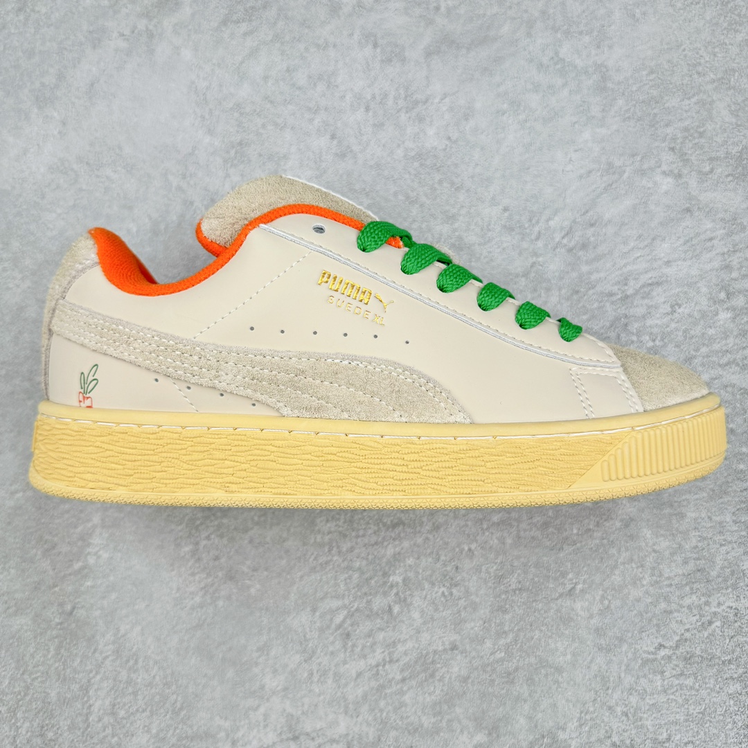 💰160 PUMA SUEDE XL 彪马新款面包鞋男女同款复古休闲板鞋 赠送一双鞋带 鞋身通体采用细腻的麂皮材质 厚实柔软 质感出众 鞋侧保留PUMA标志性跑道图案 侧面与后跟点缀金属色PUMA LOGO 兼具辨识度与细节感 加厚鞋垫、饱满鞋舌 搭配加宽扁形鞋带 使得穿着感更加贴合与舒适 值得一提的是 本季SUEDE XL鞋款以黑色、红色及蓝色最为瞩目 经典黑的配色 在低调之余可轻松驾驭任何潮流风格造型 而高饱和度的配色 则是当之无愧的早春出街利器。货号: 395205 尺码：36 37 37.5 38 38.5 39 40 40.5 41 42 42.5 43 44 45 编码：Sby2936030-运动鞋