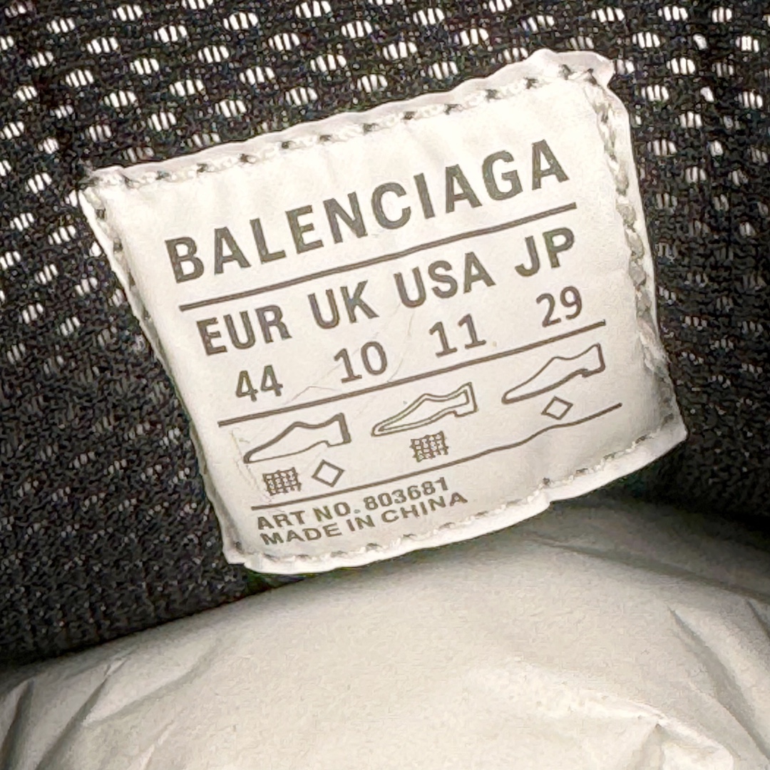 图片[11]-💰380 ＃XA BALENCIAGA Stapler Sneakers 巴黎世家订书机鞋网布系带低帮走秀复古老爹鞋 圈内最强巴黎 尺码大小一比一还原Zp 区别其他工厂缩小两个号码 全套原纸板楦头开发 最原汁原味的灵魂版型 全鞋荧光划线卡点 胶水把控整洁度追求极致完美 每一双都是工艺品 多重QC质检 超越公司货的品控标准 实实在在的免检产品 原盒原配 正确字体电绣 粗细、位置、大小正确 侧边TPU 透气孔匹配意产原版 正确分离大底 TPU软底 原版一致大底LOGO 立体感十足 原厂皮料水洗做旧 采购原厂网纱 不含皮革 网布材料和聚氨酯 磨损效果 展现品牌对于新潮事物的热情 这款鞋子拥有巨大尺寸和醒目设计 符合当下”老爹鞋”的趋势 鞋子采用银灰配色 营造出低调而不失华丽的效果 10XL的尺码使它成为市场中最显眼的存在 适合追求个性化的人群 Balenciaga始终站在时尚前沿 此次发布的产品再次体现了他们的创新能力 偏大两码 尺码：35 36 37 38 39 40 41 42 43 44 45 46 编码：by4936050-运动鞋