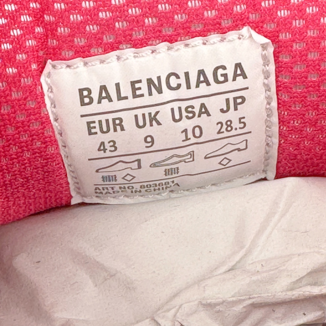 图片[11]-💰380 ＃XA BALENCIAGA Stapler Sneakers 巴黎世家订书机鞋网布系带低帮走秀复古老爹鞋 圈内最强巴黎 尺码大小一比一还原Zp 区别其他工厂缩小两个号码 全套原纸板楦头开发 最原汁原味的灵魂版型 全鞋荧光划线卡点 胶水把控整洁度追求极致完美 每一双都是工艺品 多重QC质检 超越公司货的品控标准 实实在在的免检产品 原盒原配 正确字体电绣 粗细、位置、大小正确 侧边TPU 透气孔匹配意产原版 正确分离大底 TPU软底 原版一致大底LOGO 立体感十足 原厂皮料水洗做旧 采购原厂网纱 不含皮革 网布材料和聚氨酯 磨损效果 展现品牌对于新潮事物的热情 这款鞋子拥有巨大尺寸和醒目设计 符合当下”老爹鞋”的趋势 鞋子采用银灰配色 营造出低调而不失华丽的效果 10XL的尺码使它成为市场中最显眼的存在 适合追求个性化的人群 Balenciaga始终站在时尚前沿 此次发布的产品再次体现了他们的创新能力 偏大两码 尺码：35 36 37 38 39 40 41 42 43 44 45 46 编码：by4936050-运动鞋