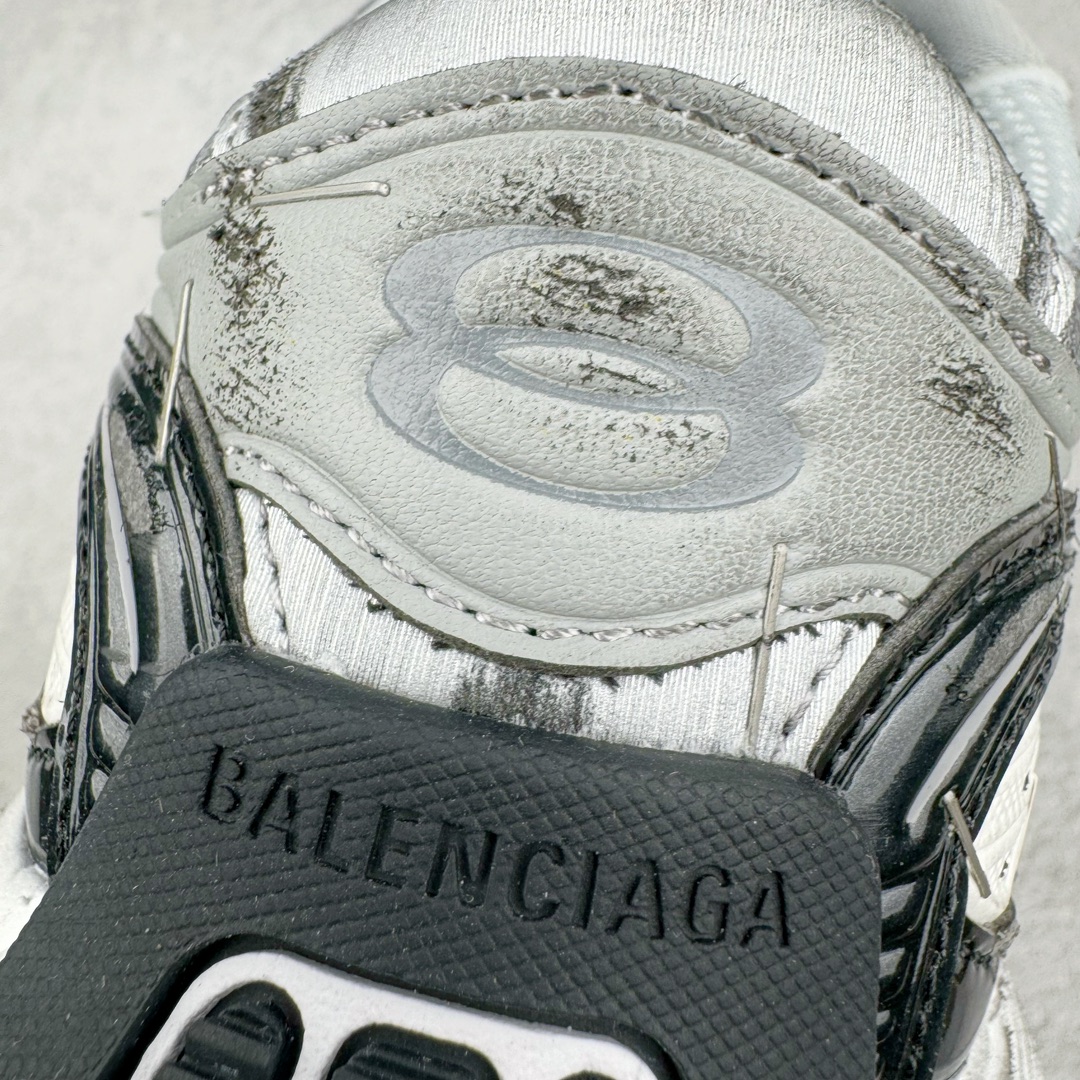 图片[15]-💰380 ＃XA BALENCIAGA Stapler Sneakers 巴黎世家订书机鞋网布系带低帮走秀复古老爹鞋 圈内最强巴黎 尺码大小一比一还原Zp 区别其他工厂缩小两个号码 全套原纸板楦头开发 最原汁原味的灵魂版型 全鞋荧光划线卡点 胶水把控整洁度追求极致完美 每一双都是工艺品 多重QC质检 超越公司货的品控标准 实实在在的免检产品 原盒原配 正确字体电绣 粗细、位置、大小正确 侧边TPU 透气孔匹配意产原版 正确分离大底 TPU软底 原版一致大底LOGO 立体感十足 原厂皮料水洗做旧 采购原厂网纱 不含皮革 网布材料和聚氨酯 磨损效果 展现品牌对于新潮事物的热情 这款鞋子拥有巨大尺寸和醒目设计 符合当下”老爹鞋”的趋势 鞋子采用银灰配色 营造出低调而不失华丽的效果 10XL的尺码使它成为市场中最显眼的存在 适合追求个性化的人群 Balenciaga始终站在时尚前沿 此次发布的产品再次体现了他们的创新能力 偏大两码 尺码：35 36 37 38 39 40 41 42 43 44 45 46 编码：by4936050-运动鞋