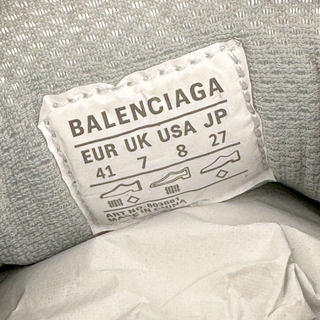 图片[13]-💰380 ＃XA BALENCIAGA Stapler Sneakers 巴黎世家订书机鞋网布系带低帮走秀复古老爹鞋 圈内最强巴黎 尺码大小一比一还原Zp 区别其他工厂缩小两个号码 全套原纸板楦头开发 最原汁原味的灵魂版型 全鞋荧光划线卡点 胶水把控整洁度追求极致完美 每一双都是工艺品 多重QC质检 超越公司货的品控标准 实实在在的免检产品 原盒原配 正确字体电绣 粗细、位置、大小正确 侧边TPU 透气孔匹配意产原版 正确分离大底 TPU软底 原版一致大底LOGO 立体感十足 原厂皮料水洗做旧 采购原厂网纱 不含皮革 网布材料和聚氨酯 磨损效果 展现品牌对于新潮事物的热情 这款鞋子拥有巨大尺寸和醒目设计 符合当下”老爹鞋”的趋势 鞋子采用银灰配色 营造出低调而不失华丽的效果 10XL的尺码使它成为市场中最显眼的存在 适合追求个性化的人群 Balenciaga始终站在时尚前沿 此次发布的产品再次体现了他们的创新能力 偏大两码 尺码：35 36 37 38 39 40 41 42 43 44 45 46 编码：by4936050-运动鞋