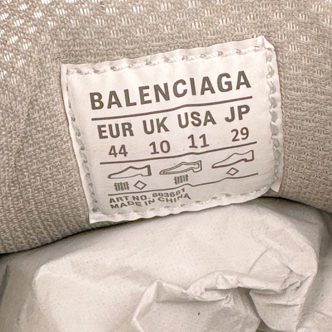 图片[11]-💰380 ＃XA BALENCIAGA Stapler Sneakers 巴黎世家订书机鞋网布系带低帮走秀复古老爹鞋 圈内最强巴黎 尺码大小一比一还原Zp 区别其他工厂缩小两个号码 全套原纸板楦头开发 最原汁原味的灵魂版型 全鞋荧光划线卡点 胶水把控整洁度追求极致完美 每一双都是工艺品 多重QC质检 超越公司货的品控标准 实实在在的免检产品 原盒原配 正确字体电绣 粗细、位置、大小正确 侧边TPU 透气孔匹配意产原版 正确分离大底 TPU软底 原版一致大底LOGO 立体感十足 原厂皮料水洗做旧 采购原厂网纱 不含皮革 网布材料和聚氨酯 磨损效果 展现品牌对于新潮事物的热情 这款鞋子拥有巨大尺寸和醒目设计 符合当下”老爹鞋”的趋势 鞋子采用银灰配色 营造出低调而不失华丽的效果 10XL的尺码使它成为市场中最显眼的存在 适合追求个性化的人群 Balenciaga始终站在时尚前沿 此次发布的产品再次体现了他们的创新能力 偏大两码 尺码：35 36 37 38 39 40 41 42 43 44 45 46 编码：by4936050-运动鞋