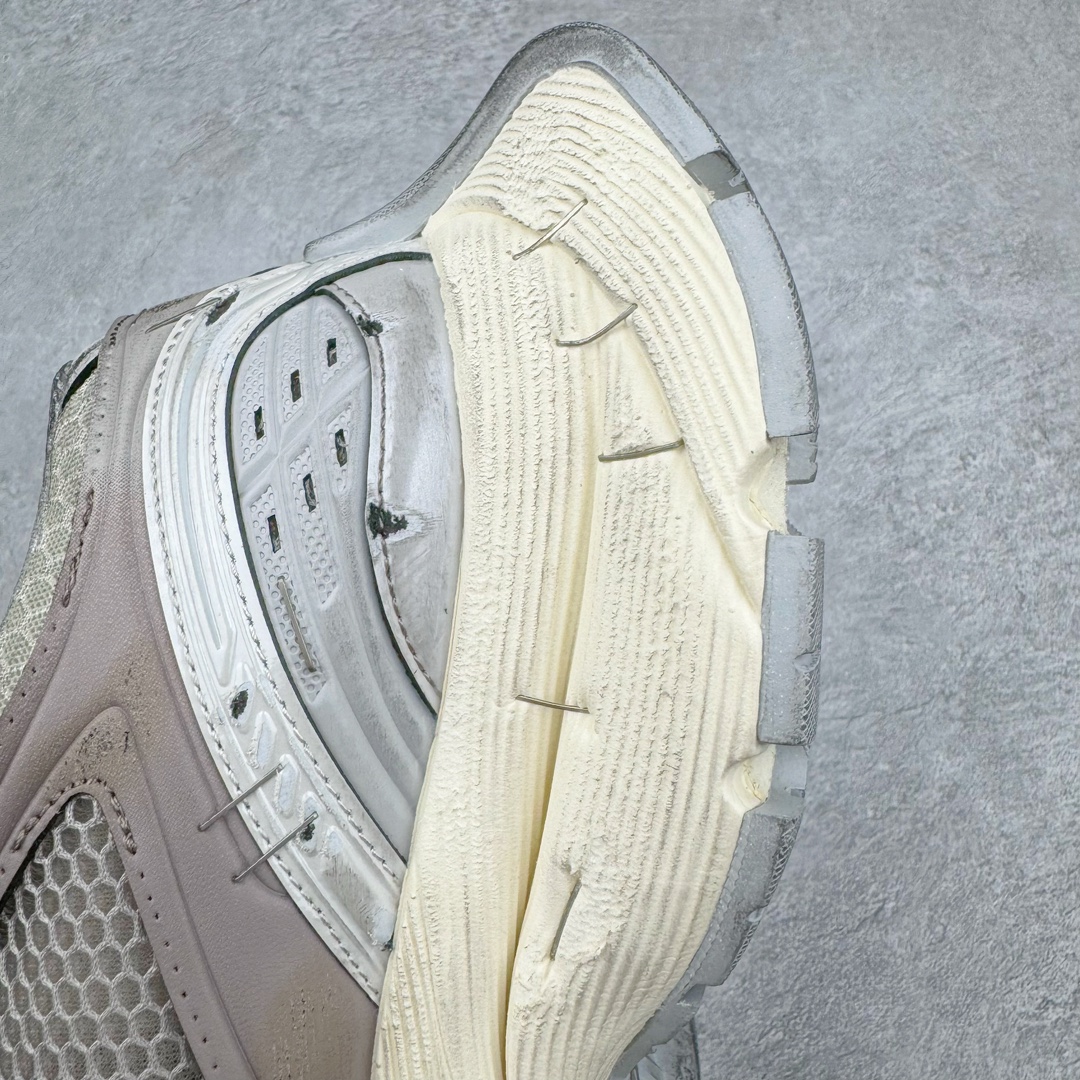 图片[13]-💰380 ＃XA BALENCIAGA Stapler Sneakers 巴黎世家订书机鞋网布系带低帮走秀复古老爹鞋 圈内最强巴黎 尺码大小一比一还原Zp 区别其他工厂缩小两个号码 全套原纸板楦头开发 最原汁原味的灵魂版型 全鞋荧光划线卡点 胶水把控整洁度追求极致完美 每一双都是工艺品 多重QC质检 超越公司货的品控标准 实实在在的免检产品 原盒原配 正确字体电绣 粗细、位置、大小正确 侧边TPU 透气孔匹配意产原版 正确分离大底 TPU软底 原版一致大底LOGO 立体感十足 原厂皮料水洗做旧 采购原厂网纱 不含皮革 网布材料和聚氨酯 磨损效果 展现品牌对于新潮事物的热情 这款鞋子拥有巨大尺寸和醒目设计 符合当下”老爹鞋”的趋势 鞋子采用银灰配色 营造出低调而不失华丽的效果 10XL的尺码使它成为市场中最显眼的存在 适合追求个性化的人群 Balenciaga始终站在时尚前沿 此次发布的产品再次体现了他们的创新能力 偏大两码 尺码：35 36 37 38 39 40 41 42 43 44 45 46 编码：by4936050-运动鞋