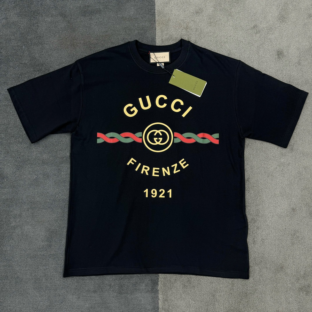 💰90 ＃开学福利‼GUCCI/古驰 SS23 Logo字母印花圆领套头短袖T恤n28克T恤 面料24S精棉平纹n罗纹：32S双纱精棉1*1罗纹，340克n数码喷绘：采用进口康丽HD6数码喷绘机台，单台机器三百个多W，喷绘图案比起普通数码机台，颗粒更均匀、细腻，彩色更丰富。是普通机台无法比拟的。n16数码喷绘头，8个色彩注色管 （比普通数码机器多2个）n印花原料采用：进口喷绘色剂，每公斤要一千三百多块。n这款印花为数码喷绘印花，非普通市面胶浆印刷，大货工艺与原版一致。nn前期打样加测试，历经十几版，花费了一个多月的时间，细微的层次过渡，喷完一版发现不对要再改一版，做图师傅人都改麻了。n样衣下摆与袖口，均采用0.2mm针距双线冚车，市场普遍图省事，多为0.4-0.5mm冚车。n独家定制三标辅料，n成衣面料水洗预缩处理。n 尺码 S-3XL 编码：by1936060-运动鞋