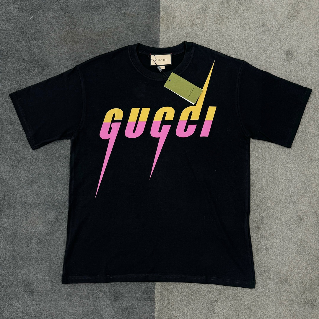 图片[4]-💰90 ＃开学福利‼GUCCI/古驰 SS23 Logo字母印花圆领套头短袖T恤n28克T恤 面料24S精棉平纹n罗纹：32S双纱精棉1*1罗纹，340克n数码喷绘：采用进口康丽HD6数码喷绘机台，单台机器三百个多W，喷绘图案比起普通数码机台，颗粒更均匀、细腻，彩色更丰富。是普通机台无法比拟的。n16数码喷绘头，8个色彩注色管 （比普通数码机器多2个）n印花原料采用：进口喷绘色剂，每公斤要一千三百多块。n这款印花为数码喷绘印花，非普通市面胶浆印刷，大货工艺与原版一致。nn前期打样加测试，历经十几版，花费了一个多月的时间，细微的层次过渡，喷完一版发现不对要再改一版，做图师傅人都改麻了。n样衣下摆与袖口，均采用0.2mm针距双线冚车，市场普遍图省事，多为0.4-0.5mm冚车。n独家定制三标辅料，n成衣面料水洗预缩处理。n 尺码 S-3XL 编码：by1936060-运动鞋