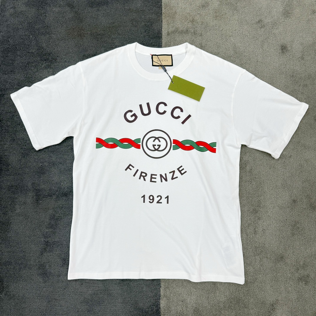 图片[5]-💰90 ＃开学福利‼GUCCI/古驰 SS23 Logo字母印花圆领套头短袖T恤n28克T恤 面料24S精棉平纹n罗纹：32S双纱精棉1*1罗纹，340克n数码喷绘：采用进口康丽HD6数码喷绘机台，单台机器三百个多W，喷绘图案比起普通数码机台，颗粒更均匀、细腻，彩色更丰富。是普通机台无法比拟的。n16数码喷绘头，8个色彩注色管 （比普通数码机器多2个）n印花原料采用：进口喷绘色剂，每公斤要一千三百多块。n这款印花为数码喷绘印花，非普通市面胶浆印刷，大货工艺与原版一致。nn前期打样加测试，历经十几版，花费了一个多月的时间，细微的层次过渡，喷完一版发现不对要再改一版，做图师傅人都改麻了。n样衣下摆与袖口，均采用0.2mm针距双线冚车，市场普遍图省事，多为0.4-0.5mm冚车。n独家定制三标辅料，n成衣面料水洗预缩处理。n 尺码 S-3XL 编码：by1936060-运动鞋