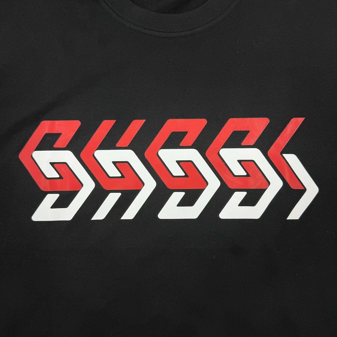 图片[11]-💰90 ＃开学福利‼GUCCI/古驰 SS23 Logo字母印花圆领套头短袖T恤n28克T恤 面料24S精棉平纹n罗纹：32S双纱精棉1*1罗纹，340克n数码喷绘：采用进口康丽HD6数码喷绘机台，单台机器三百个多W，喷绘图案比起普通数码机台，颗粒更均匀、细腻，彩色更丰富。是普通机台无法比拟的。n16数码喷绘头，8个色彩注色管 （比普通数码机器多2个）n印花原料采用：进口喷绘色剂，每公斤要一千三百多块。n这款印花为数码喷绘印花，非普通市面胶浆印刷，大货工艺与原版一致。nn前期打样加测试，历经十几版，花费了一个多月的时间，细微的层次过渡，喷完一版发现不对要再改一版，做图师傅人都改麻了。n样衣下摆与袖口，均采用0.2mm针距双线冚车，市场普遍图省事，多为0.4-0.5mm冚车。n独家定制三标辅料，n成衣面料水洗预缩处理。n 尺码 S-3XL 编码：by1936060-运动鞋