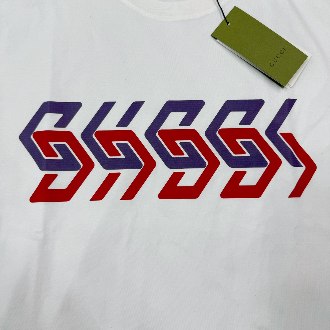 图片[13]-💰90 ＃开学福利‼GUCCI/古驰 SS23 Logo字母印花圆领套头短袖T恤n28克T恤 面料24S精棉平纹n罗纹：32S双纱精棉1*1罗纹，340克n数码喷绘：采用进口康丽HD6数码喷绘机台，单台机器三百个多W，喷绘图案比起普通数码机台，颗粒更均匀、细腻，彩色更丰富。是普通机台无法比拟的。n16数码喷绘头，8个色彩注色管 （比普通数码机器多2个）n印花原料采用：进口喷绘色剂，每公斤要一千三百多块。n这款印花为数码喷绘印花，非普通市面胶浆印刷，大货工艺与原版一致。nn前期打样加测试，历经十几版，花费了一个多月的时间，细微的层次过渡，喷完一版发现不对要再改一版，做图师傅人都改麻了。n样衣下摆与袖口，均采用0.2mm针距双线冚车，市场普遍图省事，多为0.4-0.5mm冚车。n独家定制三标辅料，n成衣面料水洗预缩处理。n 尺码 S-3XL 编码：by1936060-运动鞋