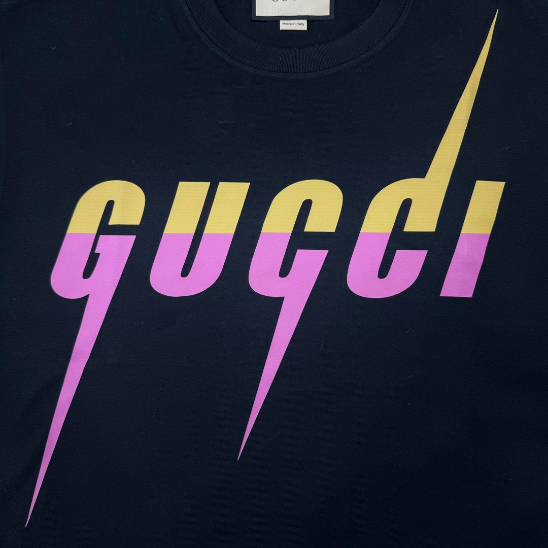 图片[10]-💰90 ＃开学福利‼GUCCI/古驰 SS23 Logo字母印花圆领套头短袖T恤n28克T恤 面料24S精棉平纹n罗纹：32S双纱精棉1*1罗纹，340克n数码喷绘：采用进口康丽HD6数码喷绘机台，单台机器三百个多W，喷绘图案比起普通数码机台，颗粒更均匀、细腻，彩色更丰富。是普通机台无法比拟的。n16数码喷绘头，8个色彩注色管 （比普通数码机器多2个）n印花原料采用：进口喷绘色剂，每公斤要一千三百多块。n这款印花为数码喷绘印花，非普通市面胶浆印刷，大货工艺与原版一致。nn前期打样加测试，历经十几版，花费了一个多月的时间，细微的层次过渡，喷完一版发现不对要再改一版，做图师傅人都改麻了。n样衣下摆与袖口，均采用0.2mm针距双线冚车，市场普遍图省事，多为0.4-0.5mm冚车。n独家定制三标辅料，n成衣面料水洗预缩处理。n 尺码 S-3XL 编码：by1936060-运动鞋