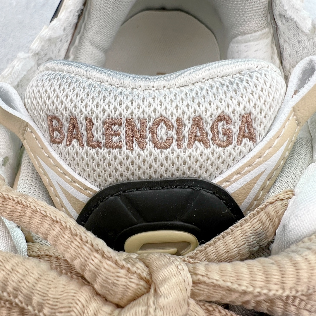 图片[14]-💰420 ＃XA BALENCIAGA Runner Sneaker 巴黎世家七代慢跑系列低帮复古野跑潮流运动鞋老爹鞋 尼龙和网布材质 磨损效果 鞋头边缘印有尺码 背面浮印尺码 外侧印有跑者徽标 鞋舌刺绣 Balenciaga 品牌标识 鞋跟背面 Balenciaga品牌标识 材质采用65%聚氨酯、35%聚酯纤维 全新 Runner 鞋型轮廓借鉴于 2000 年初的复古线条 搭载大网眼面料制成鞋面基础 由粉色、白色尼龍与橡胶质地覆盖鞋面诠释线条感 当中透过几道手缝线与折损痕更是精准的掌握历经时间淬炼的破旧痕迹 延续其手法至鞋领、鞋跟、鞋带、中底等部分均饰有破损及脏污之貌 尤其是鞋领处与鞋带孔眼条更是采用不规则做旧技术将内容物泡棉随机露出 尺码：35 36 37 38 39 40 41 42 43 44 45 46 编码：by4936090-运动鞋