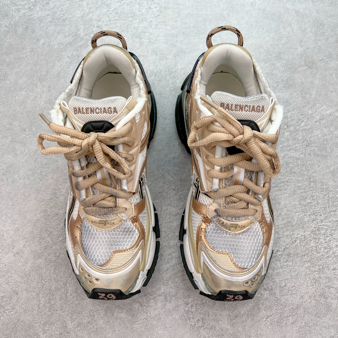 图片[2]-💰420 ＃XA BALENCIAGA Runner Sneaker 巴黎世家七代慢跑系列低帮复古野跑潮流运动鞋老爹鞋 尼龙和网布材质 磨损效果 鞋头边缘印有尺码 背面浮印尺码 外侧印有跑者徽标 鞋舌刺绣 Balenciaga 品牌标识 鞋跟背面 Balenciaga品牌标识 材质采用65%聚氨酯、35%聚酯纤维 全新 Runner 鞋型轮廓借鉴于 2000 年初的复古线条 搭载大网眼面料制成鞋面基础 由粉色、白色尼龍与橡胶质地覆盖鞋面诠释线条感 当中透过几道手缝线与折损痕更是精准的掌握历经时间淬炼的破旧痕迹 延续其手法至鞋领、鞋跟、鞋带、中底等部分均饰有破损及脏污之貌 尤其是鞋领处与鞋带孔眼条更是采用不规则做旧技术将内容物泡棉随机露出 尺码：35 36 37 38 39 40 41 42 43 44 45 46 编码：by4936090-运动鞋