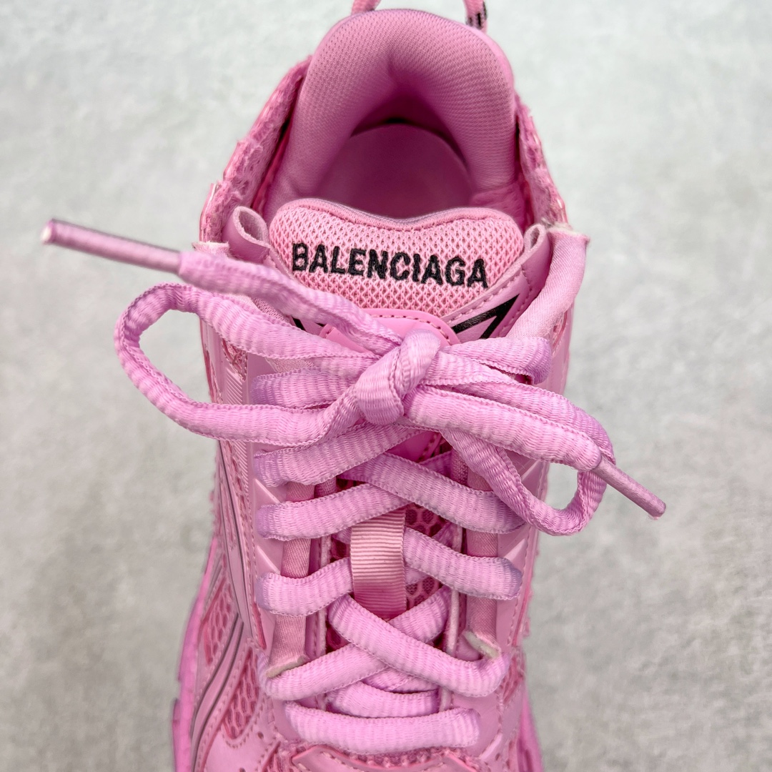 图片[5]-💰420 ＃XA BALENCIAGA Runner Sneaker 巴黎世家七代慢跑系列低帮复古野跑潮流运动鞋老爹鞋 尼龙和网布材质 磨损效果 鞋头边缘印有尺码 背面浮印尺码 外侧印有跑者徽标 鞋舌刺绣 Balenciaga 品牌标识 鞋跟背面 Balenciaga品牌标识 材质采用65%聚氨酯、35%聚酯纤维 全新 Runner 鞋型轮廓借鉴于 2000 年初的复古线条 搭载大网眼面料制成鞋面基础 由粉色、白色尼龍与橡胶质地覆盖鞋面诠释线条感 当中透过几道手缝线与折损痕更是精准的掌握历经时间淬炼的破旧痕迹 延续其手法至鞋领、鞋跟、鞋带、中底等部分均饰有破损及脏污之貌 尤其是鞋领处与鞋带孔眼条更是采用不规则做旧技术将内容物泡棉随机露出 尺码：35 36 37 38 39 40 41 42 43 44 45 46 编码：by4936090-运动鞋