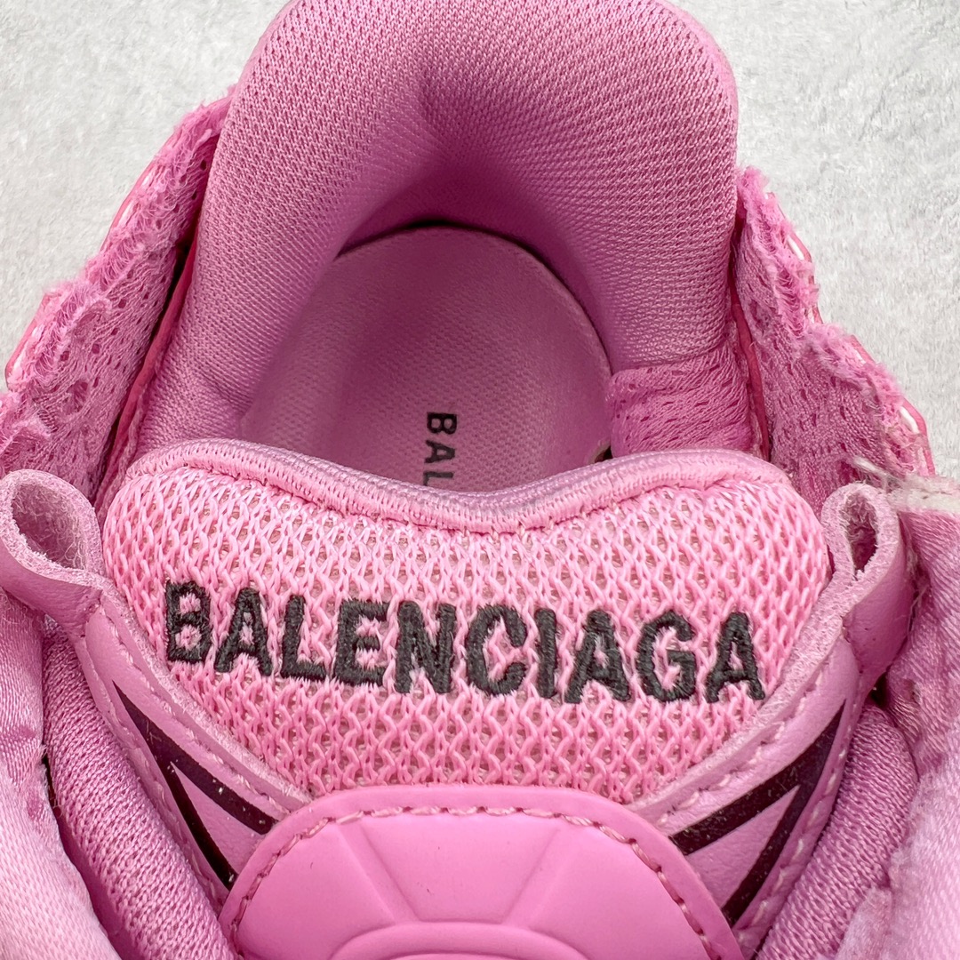 图片[11]-💰420 ＃XA BALENCIAGA Runner Sneaker 巴黎世家七代慢跑系列低帮复古野跑潮流运动鞋老爹鞋 尼龙和网布材质 磨损效果 鞋头边缘印有尺码 背面浮印尺码 外侧印有跑者徽标 鞋舌刺绣 Balenciaga 品牌标识 鞋跟背面 Balenciaga品牌标识 材质采用65%聚氨酯、35%聚酯纤维 全新 Runner 鞋型轮廓借鉴于 2000 年初的复古线条 搭载大网眼面料制成鞋面基础 由粉色、白色尼龍与橡胶质地覆盖鞋面诠释线条感 当中透过几道手缝线与折损痕更是精准的掌握历经时间淬炼的破旧痕迹 延续其手法至鞋领、鞋跟、鞋带、中底等部分均饰有破损及脏污之貌 尤其是鞋领处与鞋带孔眼条更是采用不规则做旧技术将内容物泡棉随机露出 尺码：35 36 37 38 39 40 41 42 43 44 45 46 编码：by4936090-运动鞋