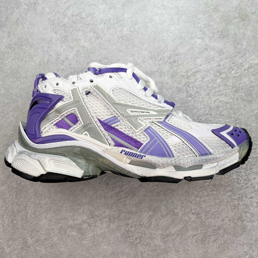 💰420 ＃XA BALENCIAGA Runner Sneaker 巴黎世家七代慢跑系列低帮复古野跑潮流运动鞋老爹鞋 尼龙和网布材质 磨损效果 鞋头边缘印有尺码 背面浮印尺码 外侧印有跑者徽标 鞋舌刺绣 Balenciaga 品牌标识 鞋跟背面 Balenciaga品牌标识 材质采用65%聚氨酯、35%聚酯纤维 全新 Runner 鞋型轮廓借鉴于 2000 年初的复古线条 搭载大网眼面料制成鞋面基础 由粉色、白色尼龍与橡胶质地覆盖鞋面诠释线条感 当中透过几道手缝线与折损痕更是精准的掌握历经时间淬炼的破旧痕迹 延续其手法至鞋领、鞋跟、鞋带、中底等部分均饰有破损及脏污之貌 尤其是鞋领处与鞋带孔眼条更是采用不规则做旧技术将内容物泡棉随机露出 尺码：35 36 37 38 39 40 41 42 43 44 45 46 编码：by4936090-运动鞋