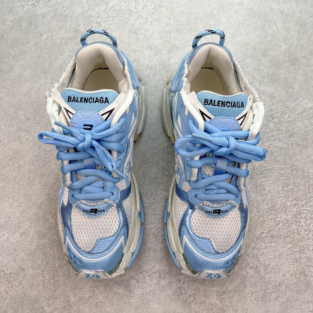 图片[2]-💰420 ＃XA BALENCIAGA Runner Sneaker 巴黎世家七代慢跑系列低帮复古野跑潮流运动鞋老爹鞋 尼龙和网布材质 磨损效果 鞋头边缘印有尺码 背面浮印尺码 外侧印有跑者徽标 鞋舌刺绣 Balenciaga 品牌标识 鞋跟背面 Balenciaga品牌标识 材质采用65%聚氨酯、35%聚酯纤维 全新 Runner 鞋型轮廓借鉴于 2000 年初的复古线条 搭载大网眼面料制成鞋面基础 由粉色、白色尼龍与橡胶质地覆盖鞋面诠释线条感 当中透过几道手缝线与折损痕更是精准的掌握历经时间淬炼的破旧痕迹 延续其手法至鞋领、鞋跟、鞋带、中底等部分均饰有破损及脏污之貌 尤其是鞋领处与鞋带孔眼条更是采用不规则做旧技术将内容物泡棉随机露出 尺码：35 36 37 38 39 40 41 42 43 44 45 46 编码：by4936090-运动鞋