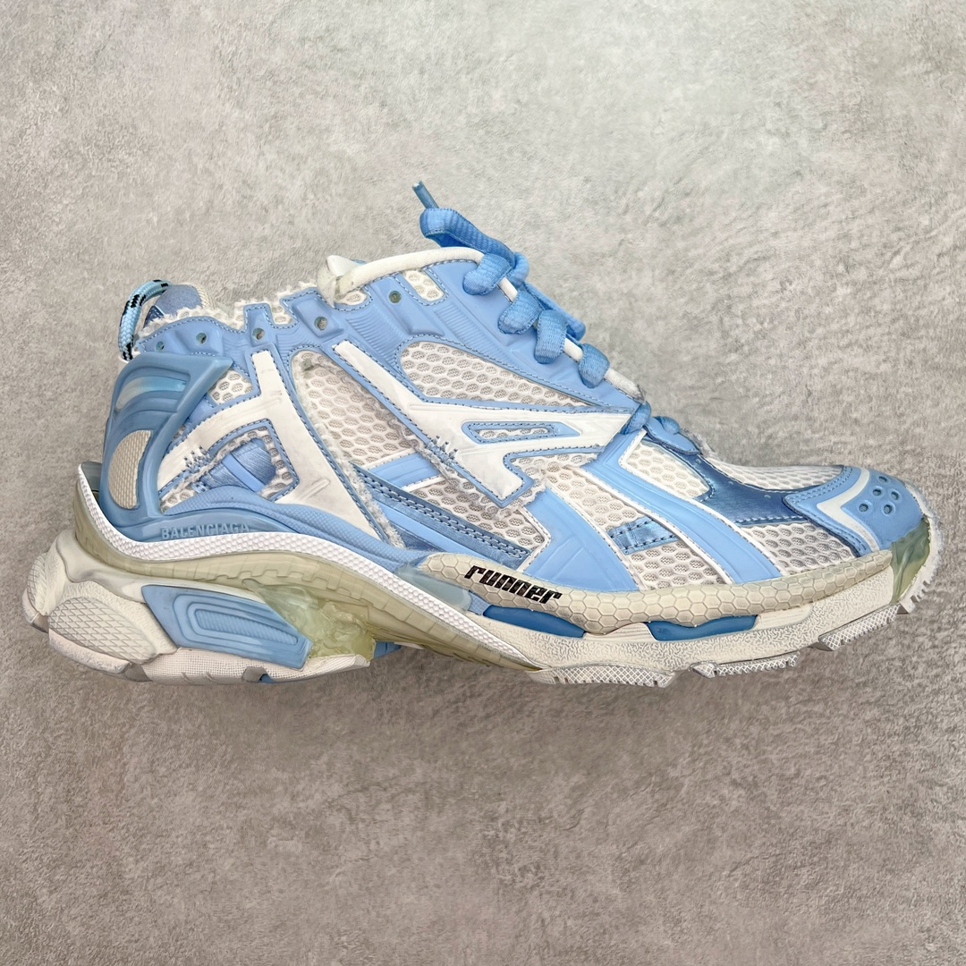 💰420 ＃XA BALENCIAGA Runner Sneaker 巴黎世家七代慢跑系列低帮复古野跑潮流运动鞋老爹鞋 尼龙和网布材质 磨损效果 鞋头边缘印有尺码 背面浮印尺码 外侧印有跑者徽标 鞋舌刺绣 Balenciaga 品牌标识 鞋跟背面 Balenciaga品牌标识 材质采用65%聚氨酯、35%聚酯纤维 全新 Runner 鞋型轮廓借鉴于 2000 年初的复古线条 搭载大网眼面料制成鞋面基础 由粉色、白色尼龍与橡胶质地覆盖鞋面诠释线条感 当中透过几道手缝线与折损痕更是精准的掌握历经时间淬炼的破旧痕迹 延续其手法至鞋领、鞋跟、鞋带、中底等部分均饰有破损及脏污之貌 尤其是鞋领处与鞋带孔眼条更是采用不规则做旧技术将内容物泡棉随机露出 尺码：35 36 37 38 39 40 41 42 43 44 45 46 编码：by4936090-运动鞋