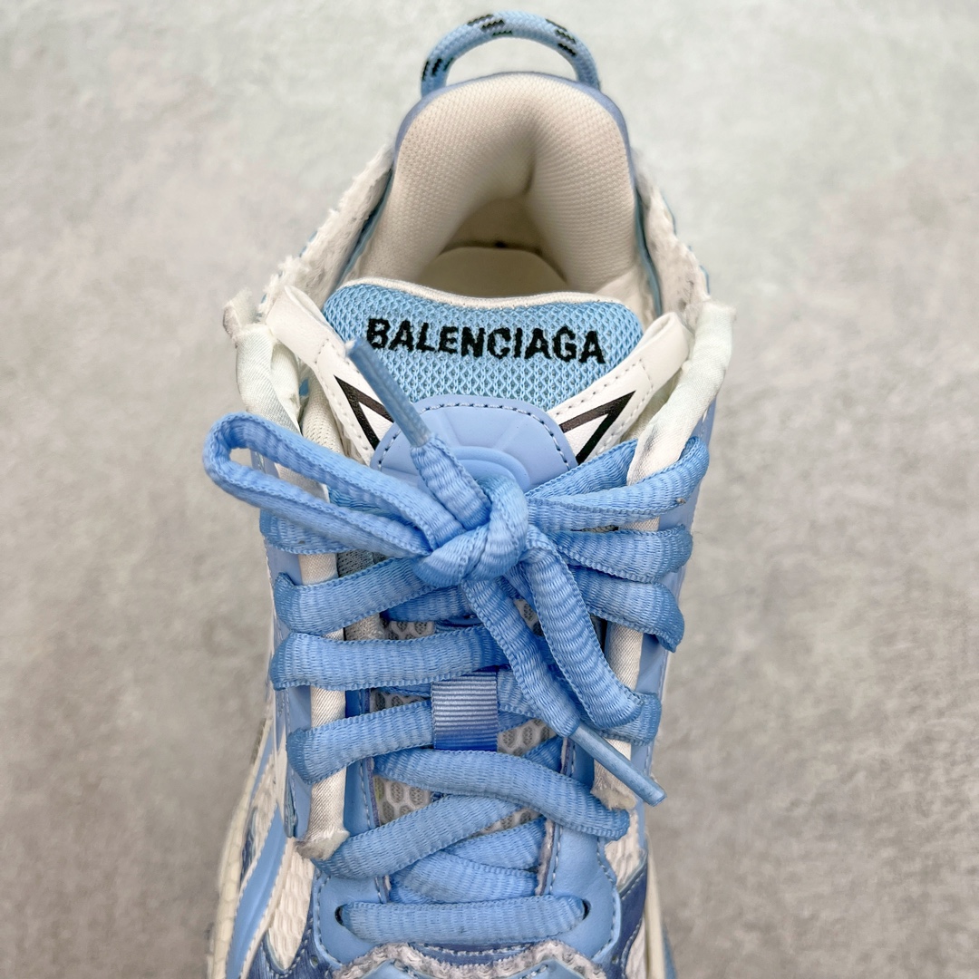 图片[5]-💰420 ＃XA BALENCIAGA Runner Sneaker 巴黎世家七代慢跑系列低帮复古野跑潮流运动鞋老爹鞋 尼龙和网布材质 磨损效果 鞋头边缘印有尺码 背面浮印尺码 外侧印有跑者徽标 鞋舌刺绣 Balenciaga 品牌标识 鞋跟背面 Balenciaga品牌标识 材质采用65%聚氨酯、35%聚酯纤维 全新 Runner 鞋型轮廓借鉴于 2000 年初的复古线条 搭载大网眼面料制成鞋面基础 由粉色、白色尼龍与橡胶质地覆盖鞋面诠释线条感 当中透过几道手缝线与折损痕更是精准的掌握历经时间淬炼的破旧痕迹 延续其手法至鞋领、鞋跟、鞋带、中底等部分均饰有破损及脏污之貌 尤其是鞋领处与鞋带孔眼条更是采用不规则做旧技术将内容物泡棉随机露出 尺码：35 36 37 38 39 40 41 42 43 44 45 46 编码：by4936090-运动鞋