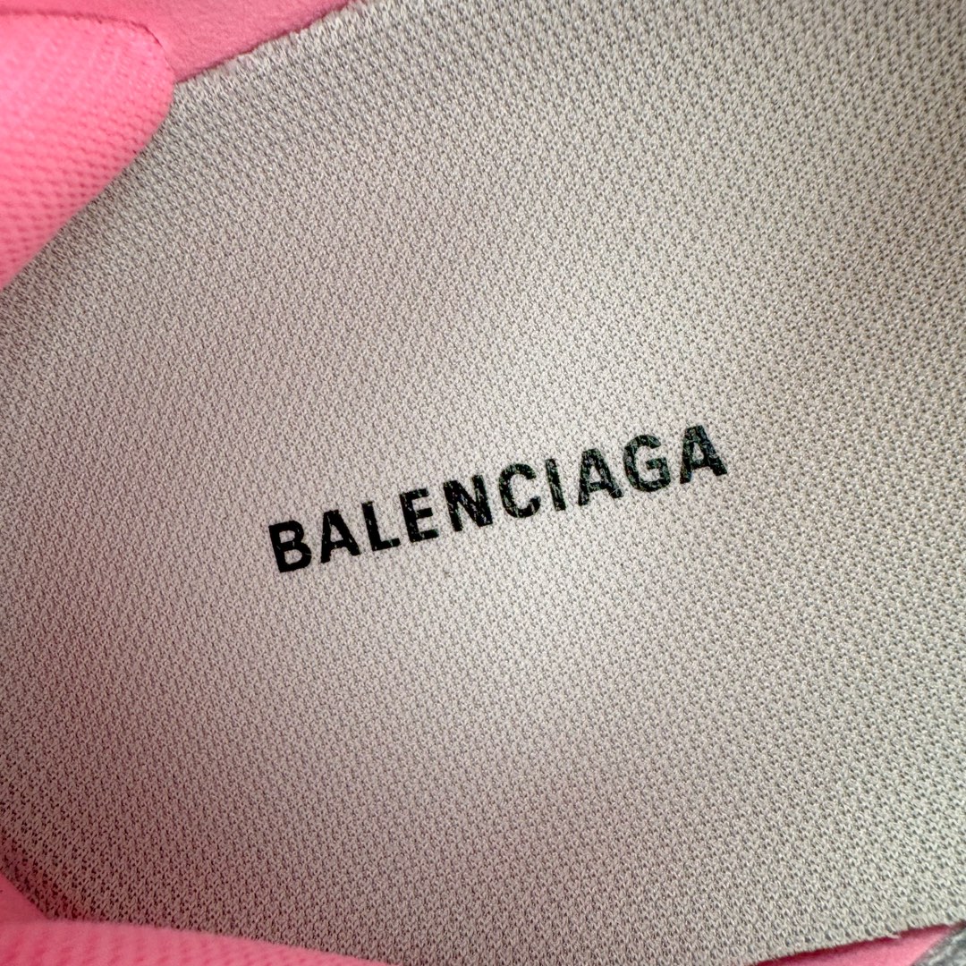 图片[11]-💰300 ＃VG BALENCIAGA CIRCUIT 巴黎世家十三代圆头系带LOGO印花低帮老爹鞋 全套原纸板楦头开发 最原汁原味的灵魂版型 全鞋荧光划线卡点 胶水把控整洁度追求极致完美 每一双都是工艺品 多重QC质检 超越公司货的品控标准 实实在在的免检产品 原盒原配 正确字体电绣 粗细、位置、大小正确 侧边TPU 透气孔匹配意产原版 正确分离大底 TPU软底 原版一致大底LOGO 立体感十足 原厂皮料水洗做旧 采购原厂网纱 偏大一码 尺码：35 36 37 38 39 40 41 42 43 44 45 46 编码：by3936070-运动鞋