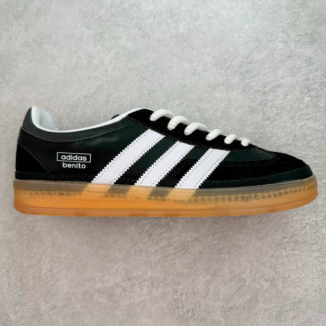 💰150 坏痞兔Bad Bunny x AD Gazelle Indoor Trainers \”Benito\”羚羊内训系列低帮复古百搭休闲运动德训风板鞋“联名白黑变形鞋头”IF9733 Bad Bunny本人在杂志拍摄时率先上脚带一波节奏，emm，手上拿的杂志封面还是Kylie，看来前女友和布克重新约会，这位哥也还是没放下啊…回到鞋款本身，整体选择了简约的黑白皮革搭配浅灰色长绒麂皮材质，最后以半透明生胶大底收尾，质感在线。不同于以往联名的调色盘操作，Bad Bunny对Gazelle indoor进行了加宽加厚处理，以及鞋头变形的设计，带来全新的歪头面包鞋型Gazelle。此外，鞋款标签直接呈现在后跟处，鞋侧adidas标识下方还加入了\”benito\”字样，辨识度拉满。尺码：35 36 36⅔ 37⅓ 38 38⅔ 39⅓ 40 40⅔ 41⅓ 42 42⅔ 43⅓ 44 44⅔ 45 编码：Lby2936020-运动鞋